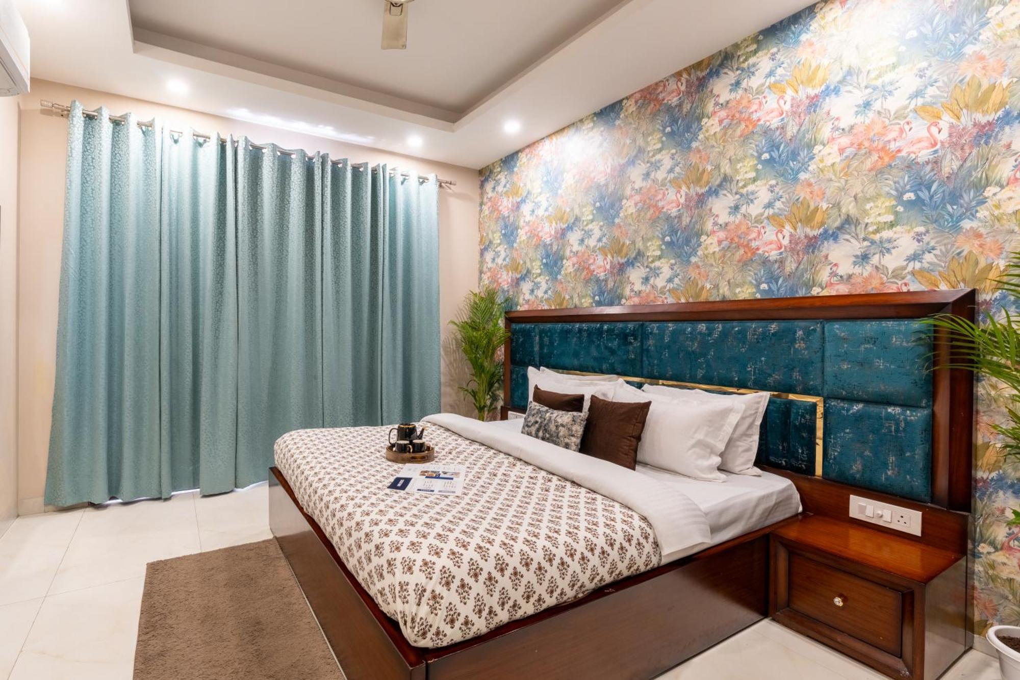 Homlee-saket Anupam Stylish 3bhk In South Delhi *