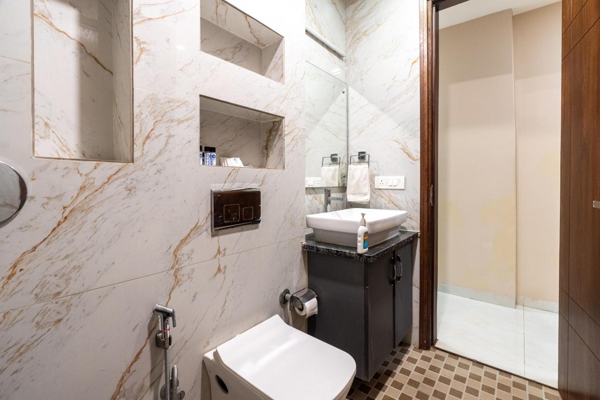 Homlee-saket Anupam Stylish 3bhk In South Delhi *