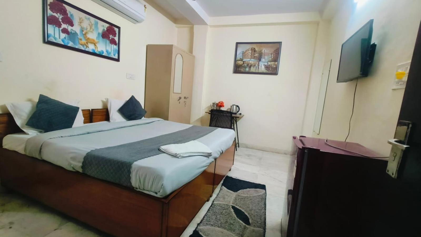 Hotel Cr Residency - Near Us Embassy Chanakyapuri