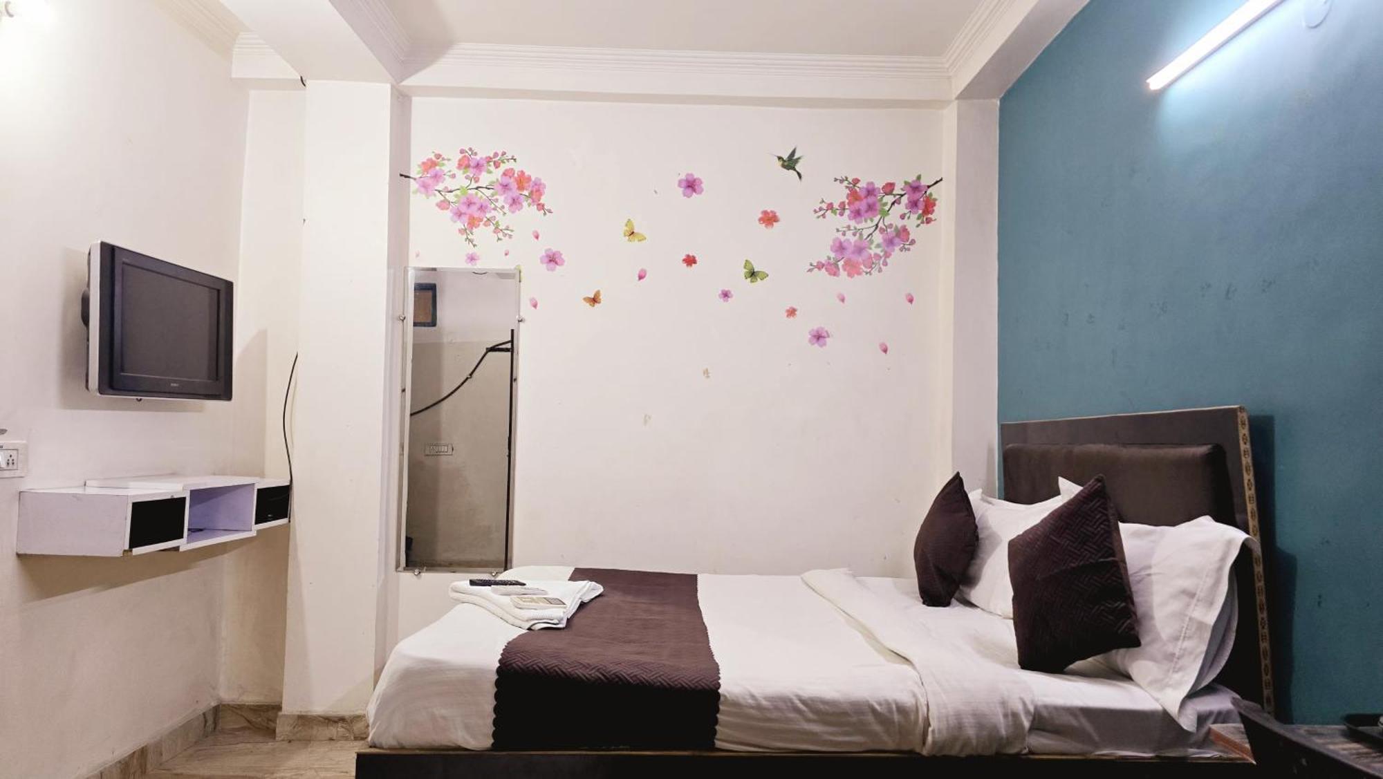 Hotel Cr Residency - Near Us Embassy Chanakyapuri 4*