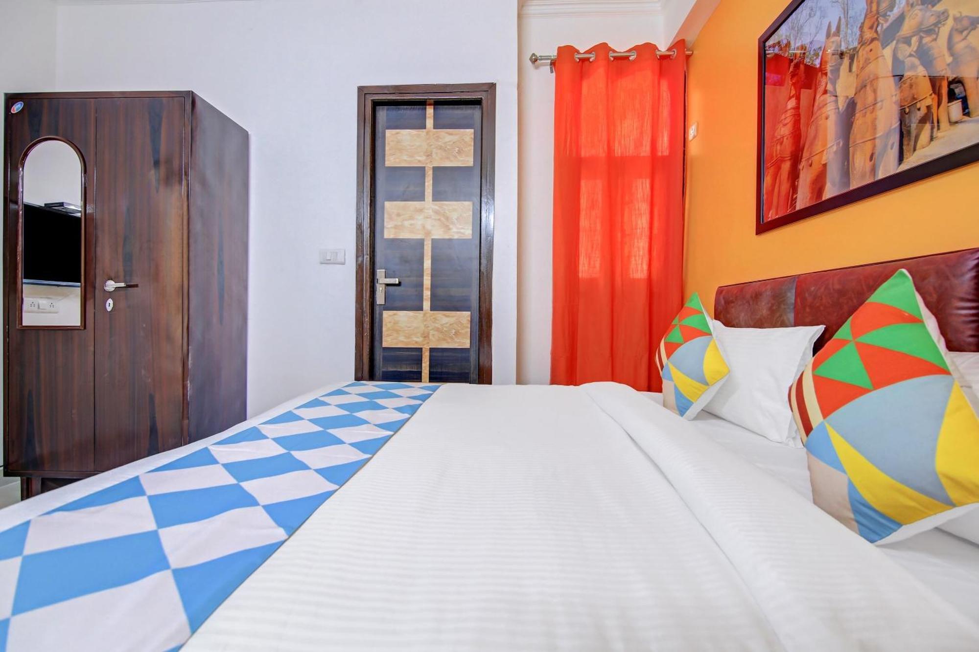 Hotel Oyo Townhouse Saket Residency 1 Delhi 4*