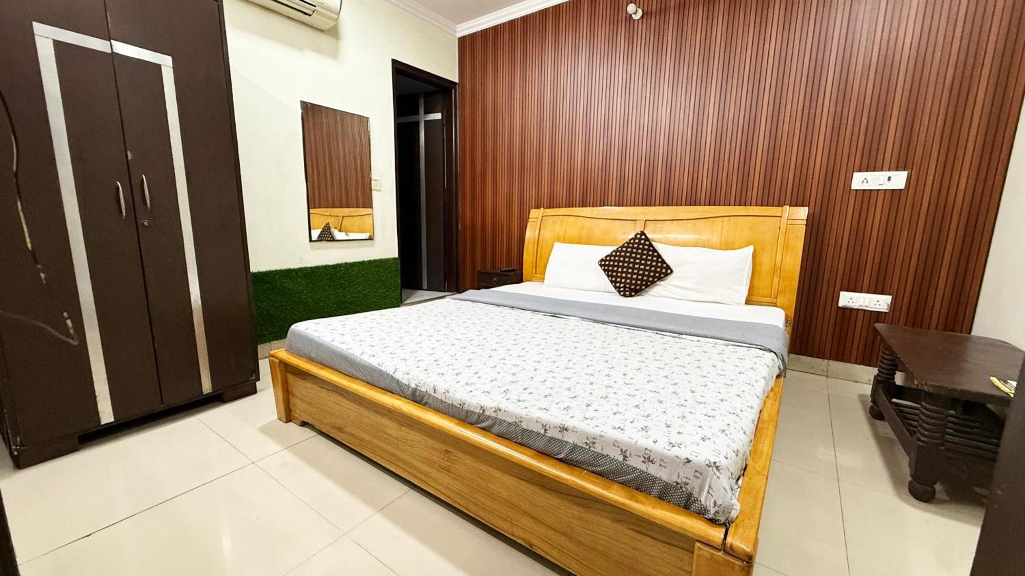 Hotel Joy - Karol Bagh Market