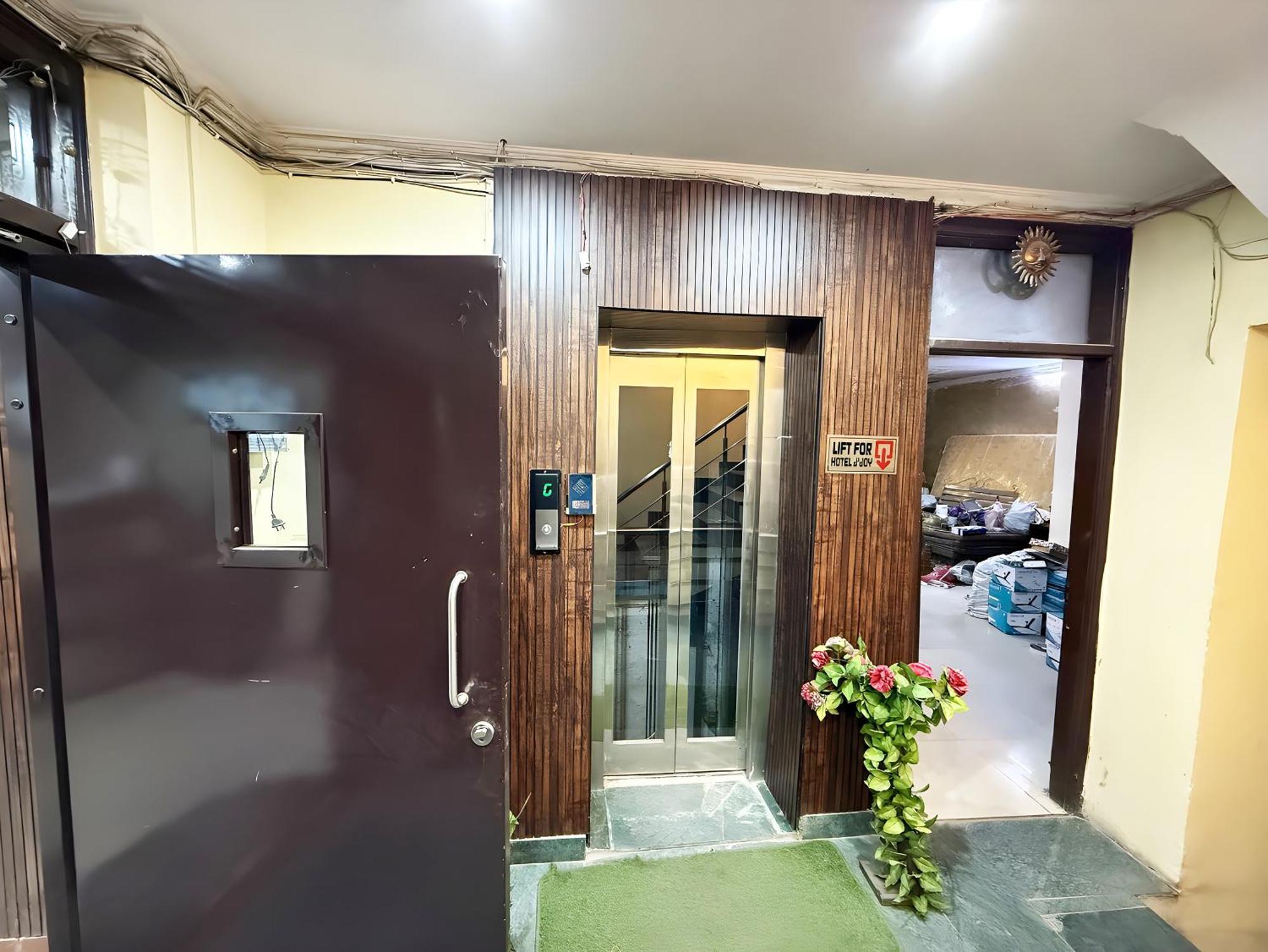 Hotel Joy - Karol Bagh Market 4*