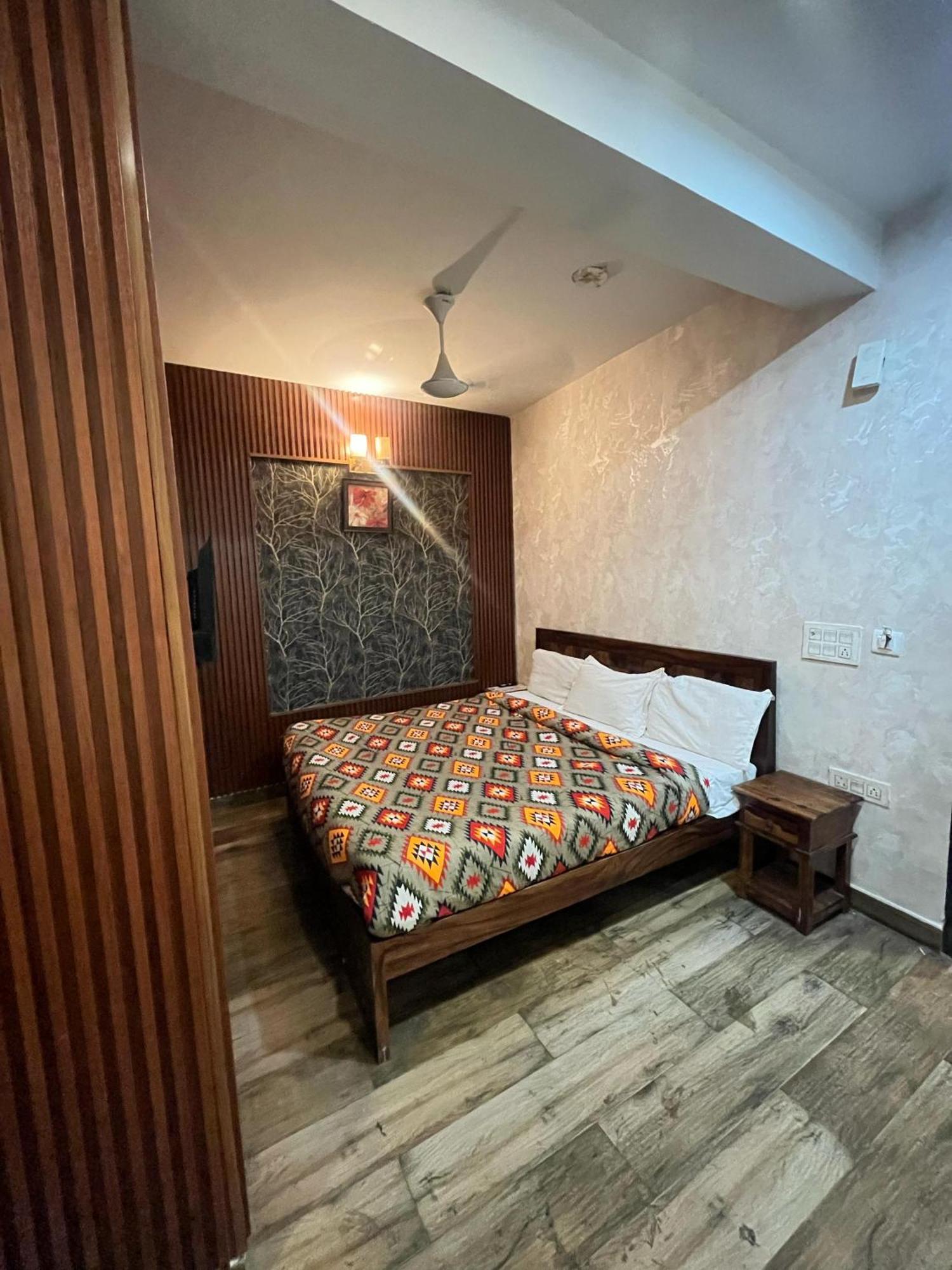 Lagoon - Malviya Nagar 4*
