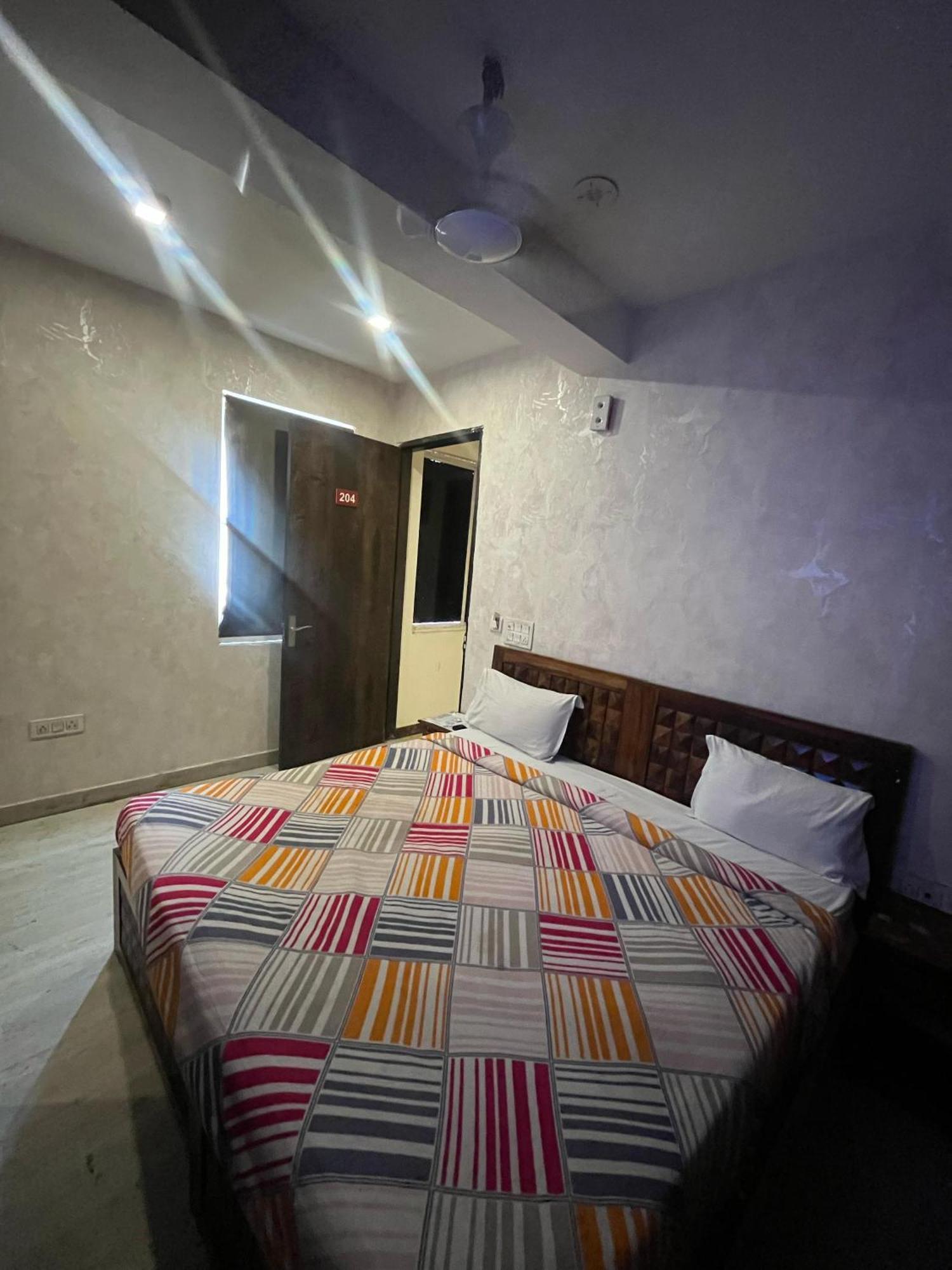 Lagoon - Malviya Nagar Hotel 4*