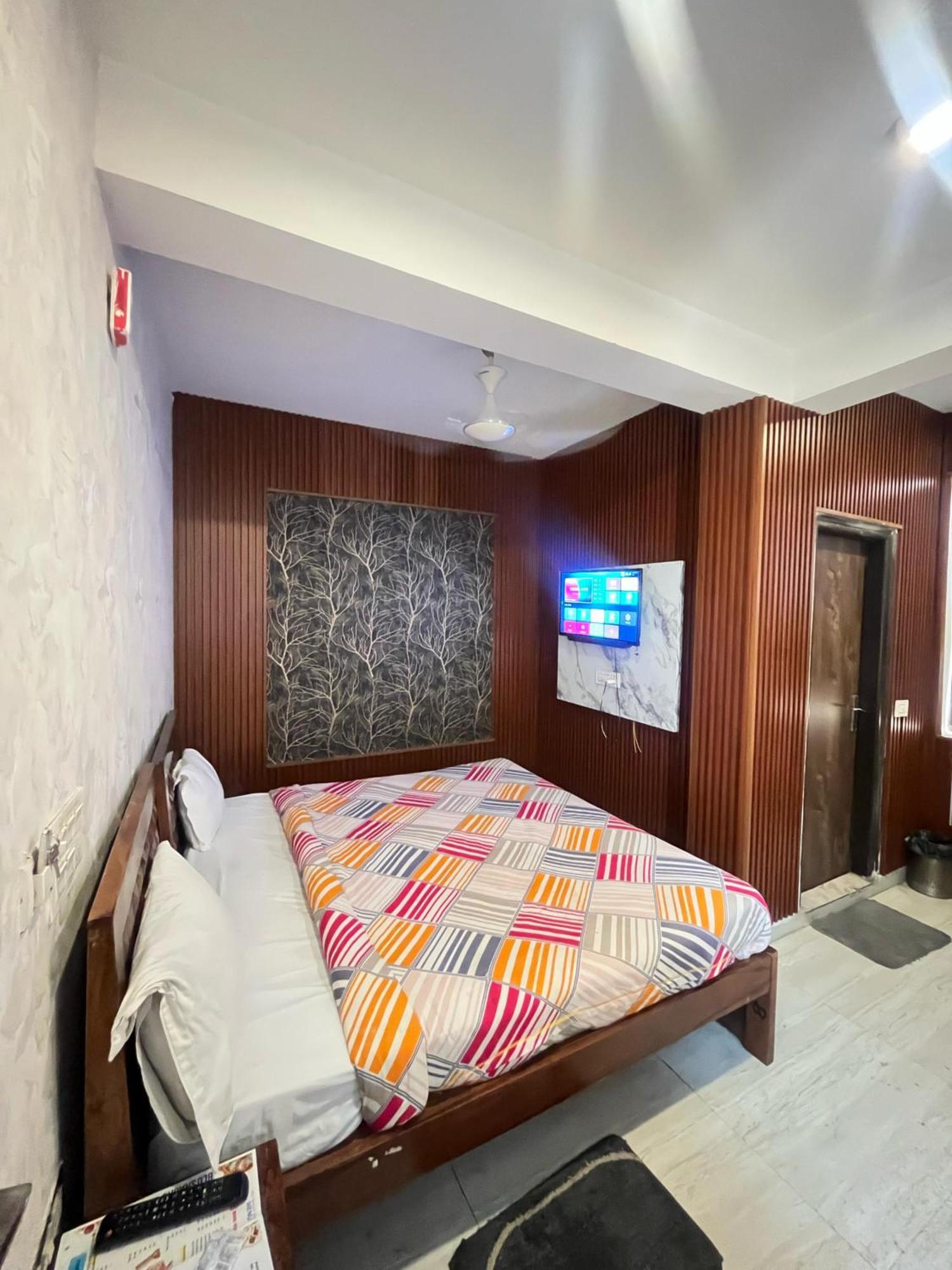 Lagoon - Malviya Nagar Hotel 4*