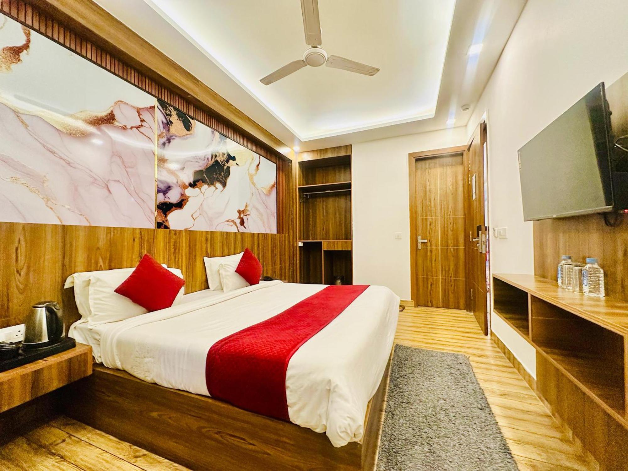 El De Olive Aero Near Igi Airport Hotel