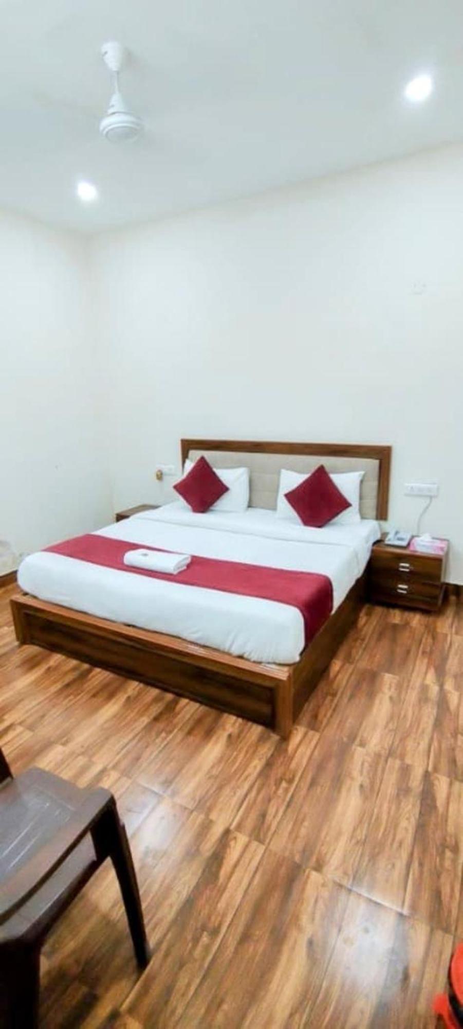 Hotel B Near Aiims Hospital 4*