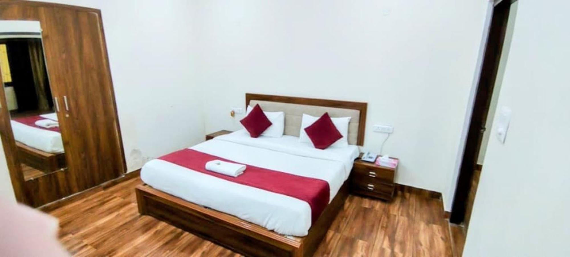 Hotel B Near Aiims Hospital 4*