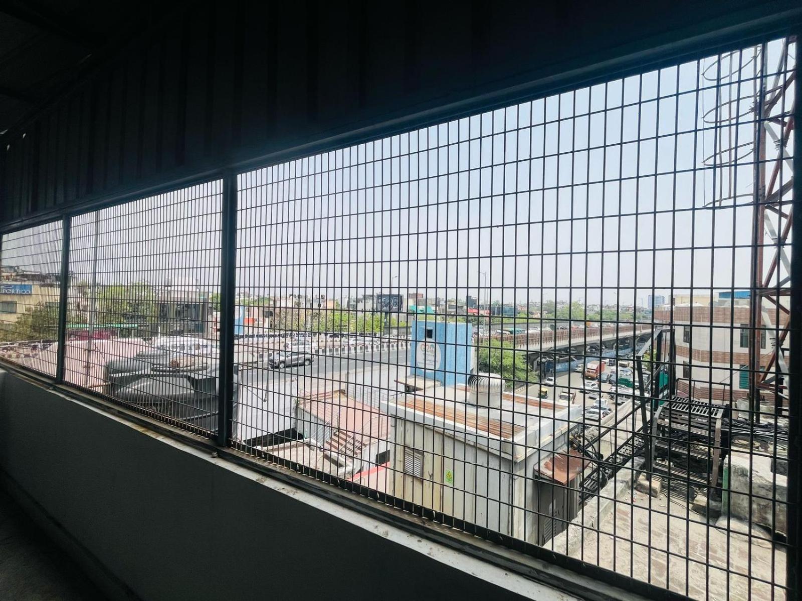 Mannat Near Naraina Vihar Metro Station Hotel