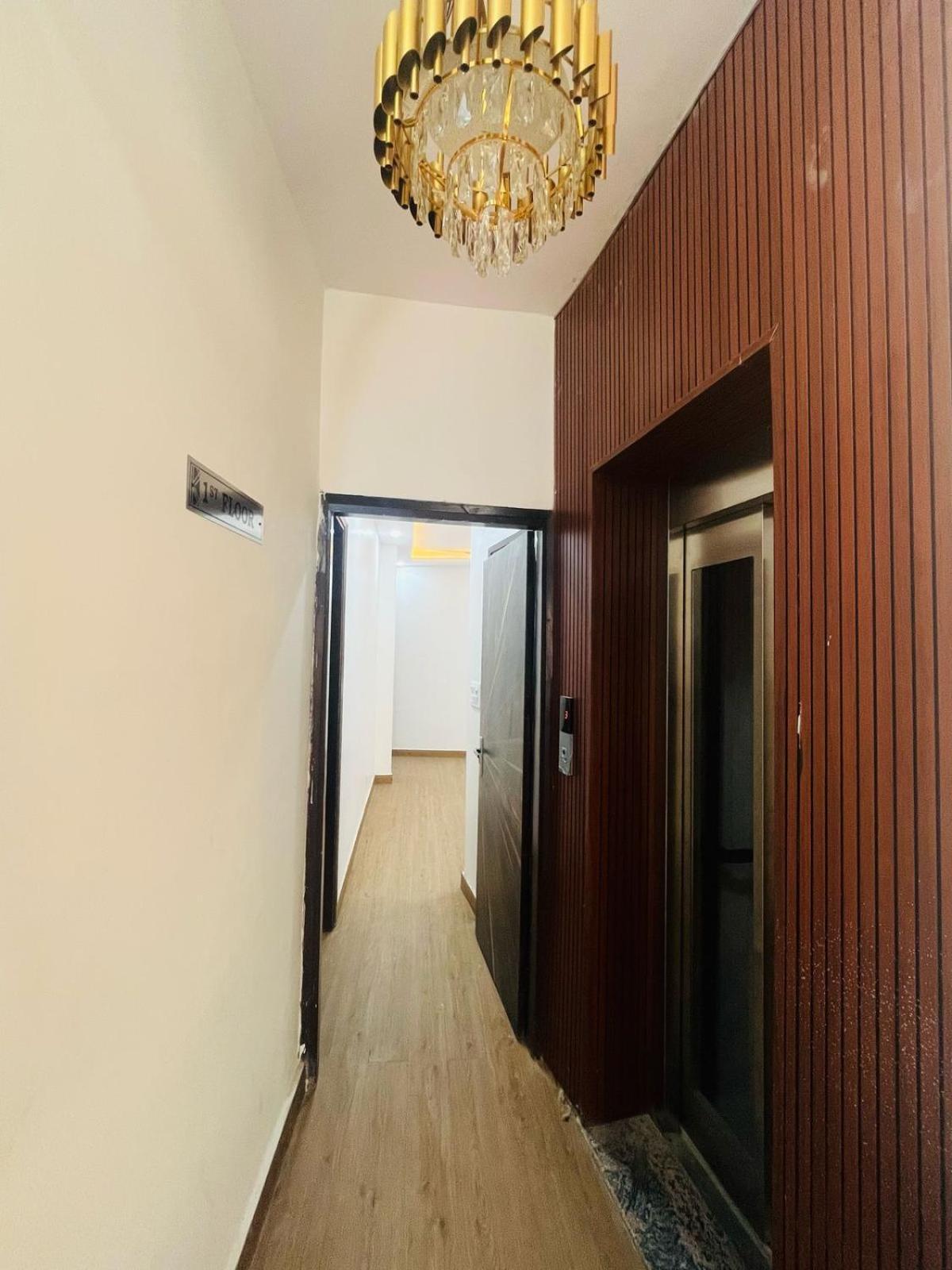Mannat Near Naraina Vihar Metro Station 4* New Delhi