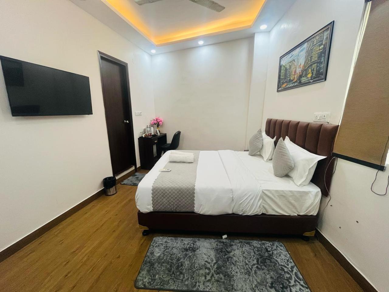 Mannat Near Naraina Vihar Metro Station