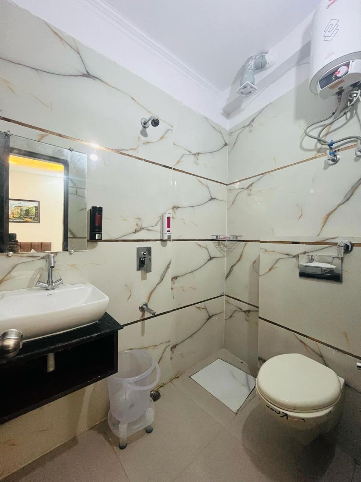 Mannat Near Naraina Vihar Metro Station Hotel