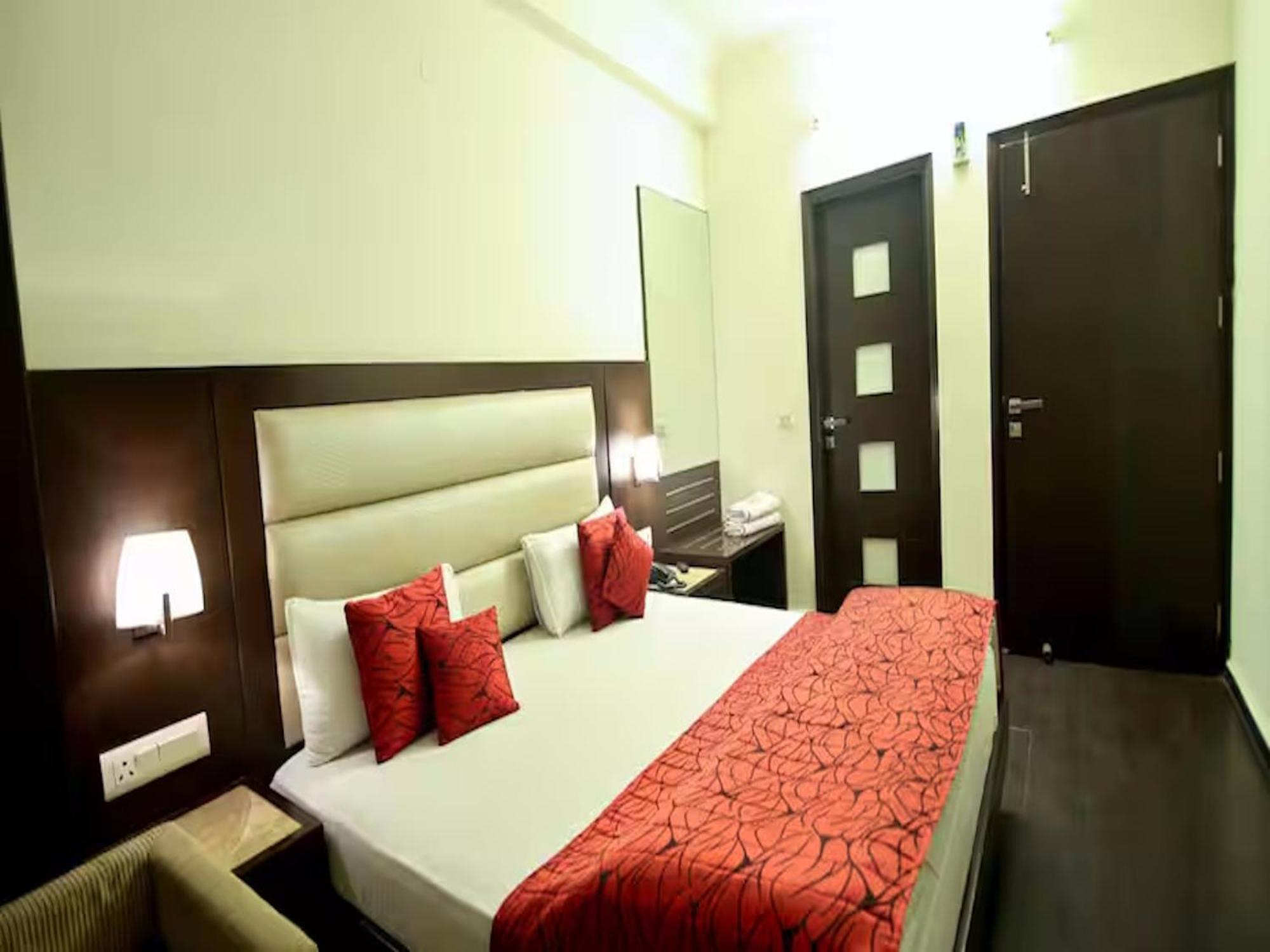 Chanchal Continental # Near To New Delhi Station # Family Hotel # Customer'S Choice Hotel # Tourist Places Nearby - Red Fort, Jama Masjid, India Gate 3*