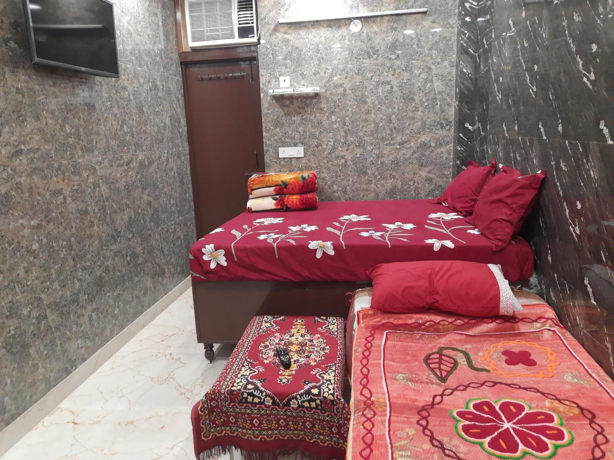Aggarwal Independent With Private Washroom And Private Kitchen With Utensils, Fridge, Wifi With Smart Tv, Work Desk, Fully Ac As Like Your Own Sweet New Delhi