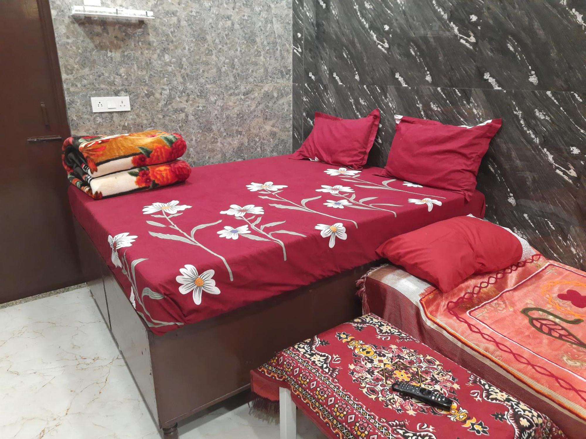 Aggarwal Independent With Private Washroom And Private Kitchen With Utensils, Fridge, Wifi With Smart Tv, Work Desk, Fully Ac As Like Your Own Sweet