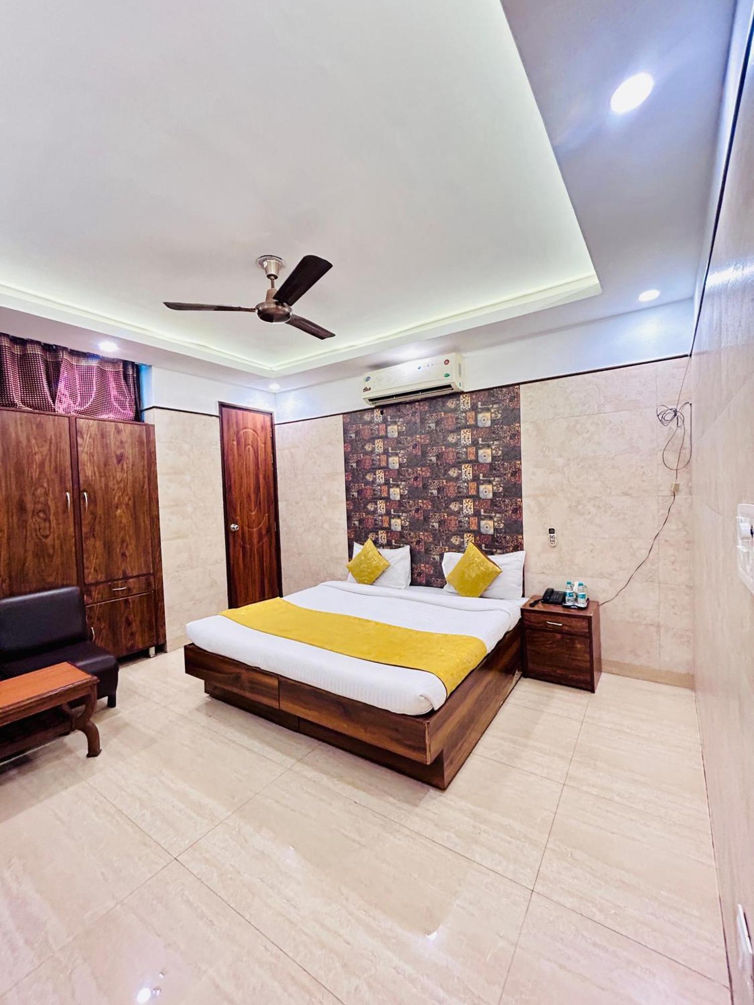 Samrat R Unit By Satwa 10 Mints Walking Distance Nizamuddin Railway Station 3*