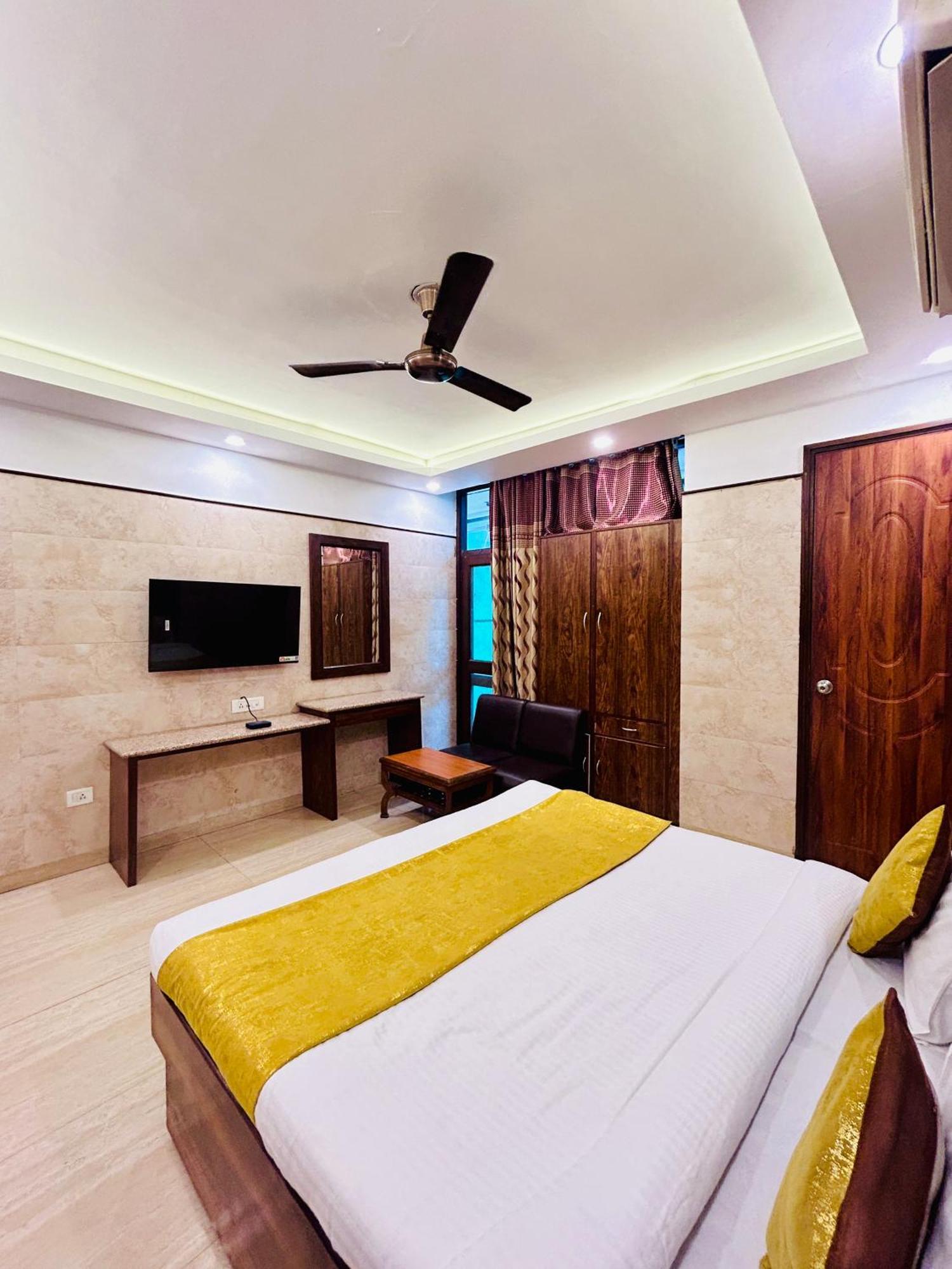 Samrat R Unit By Satwa 10 Mints Walking Distance Nizamuddin Railway Station