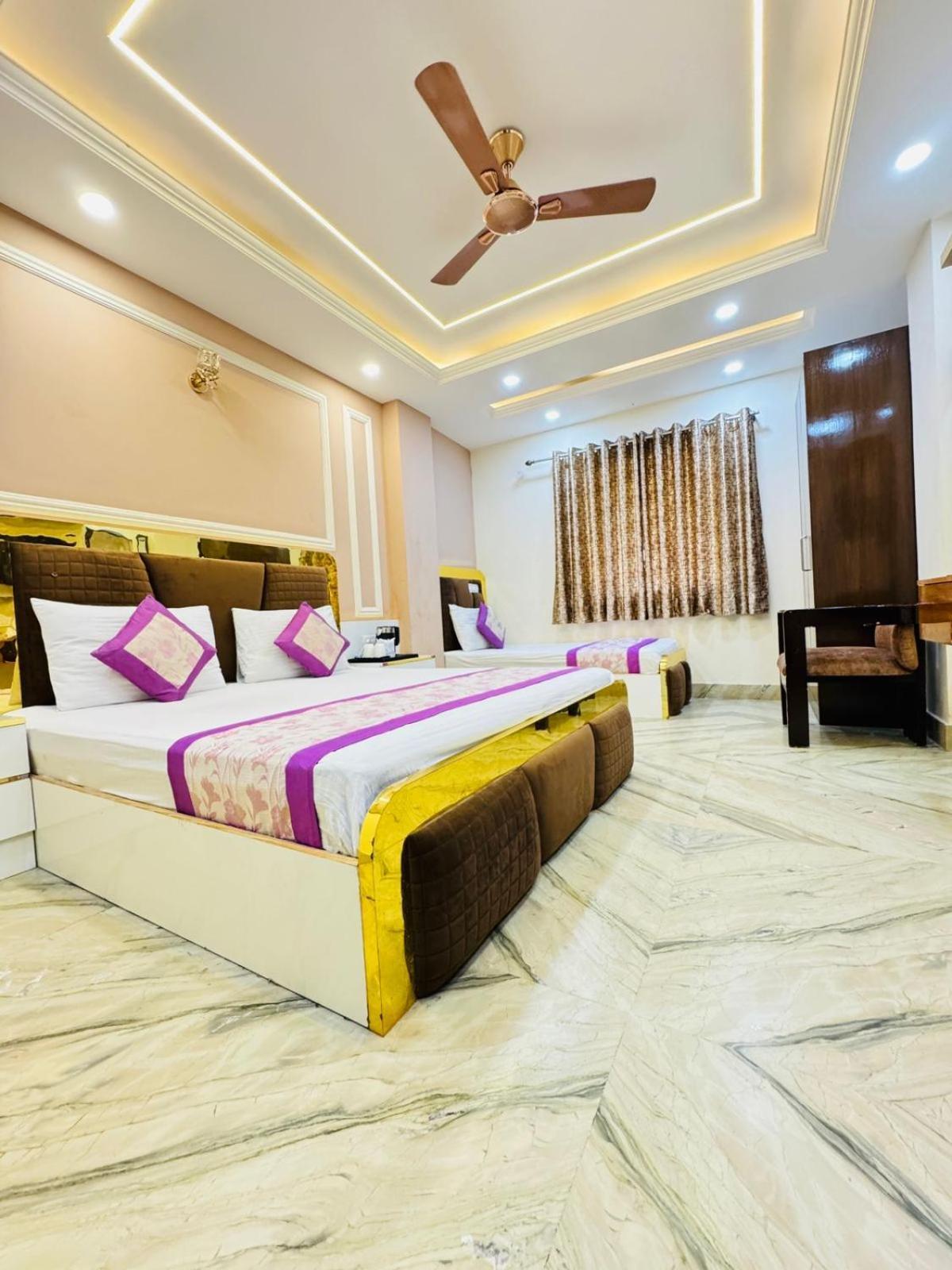Samrat R Unit By Satwa 10 Mints Walking Distance Nizamuddin Railway Station Hotel