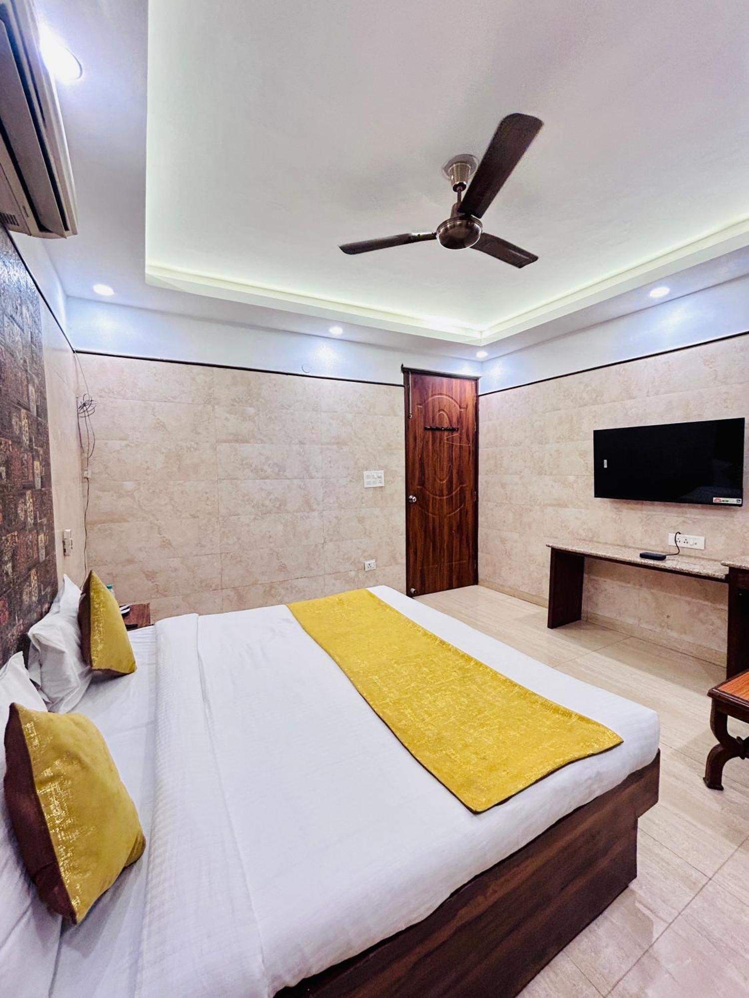 Hotel Samrat R Unit By Satwa 10 Mints Walking Distance Nizamuddin Railway Station