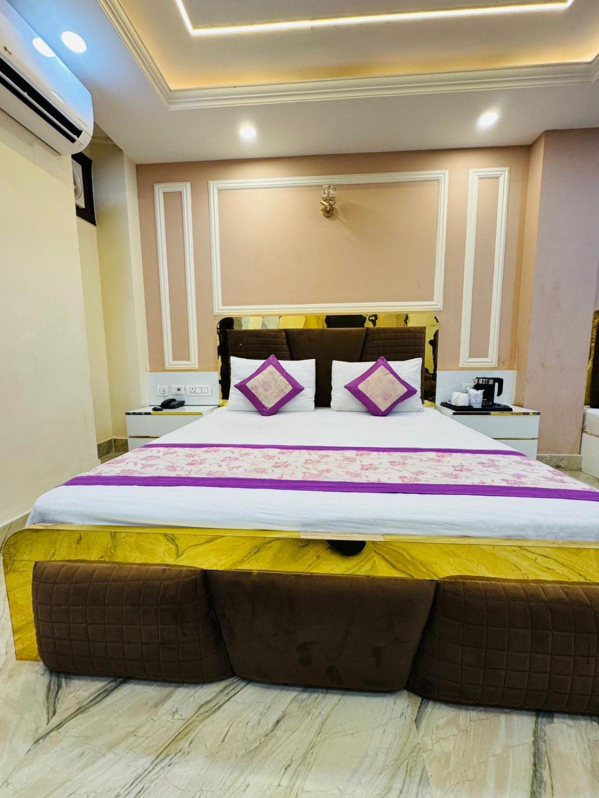 Samrat R Unit By Satwa 10 Mints Walking Distance Nizamuddin Railway Station Hotel