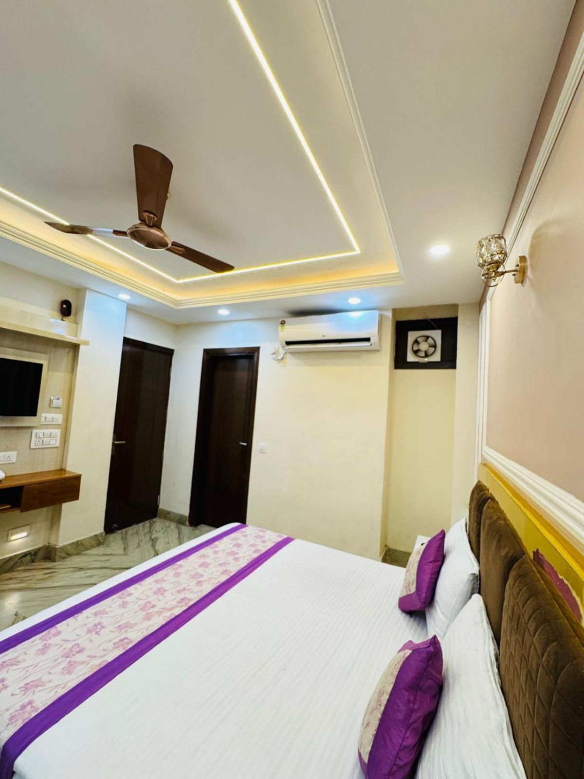 Hotel Samrat R Unit By Satwa 10 Mints Walking Distance Nizamuddin Railway Station New Delhi