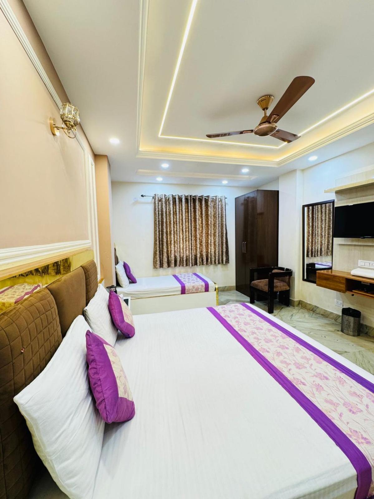 Hotel Samrat R Unit By Satwa 10 Mints Walking Distance Nizamuddin Railway Station