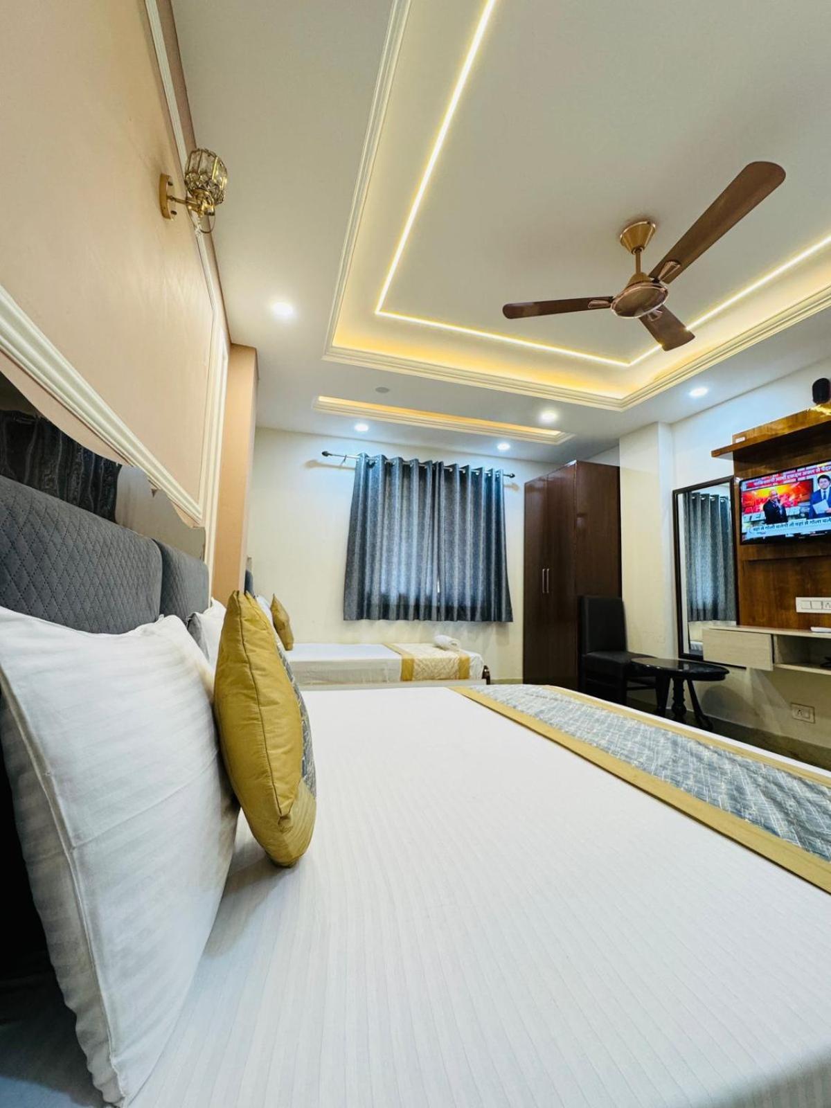 Hotel Samrat R Unit By Satwa 10 Mints Walking Distance Nizamuddin Railway Station 3*