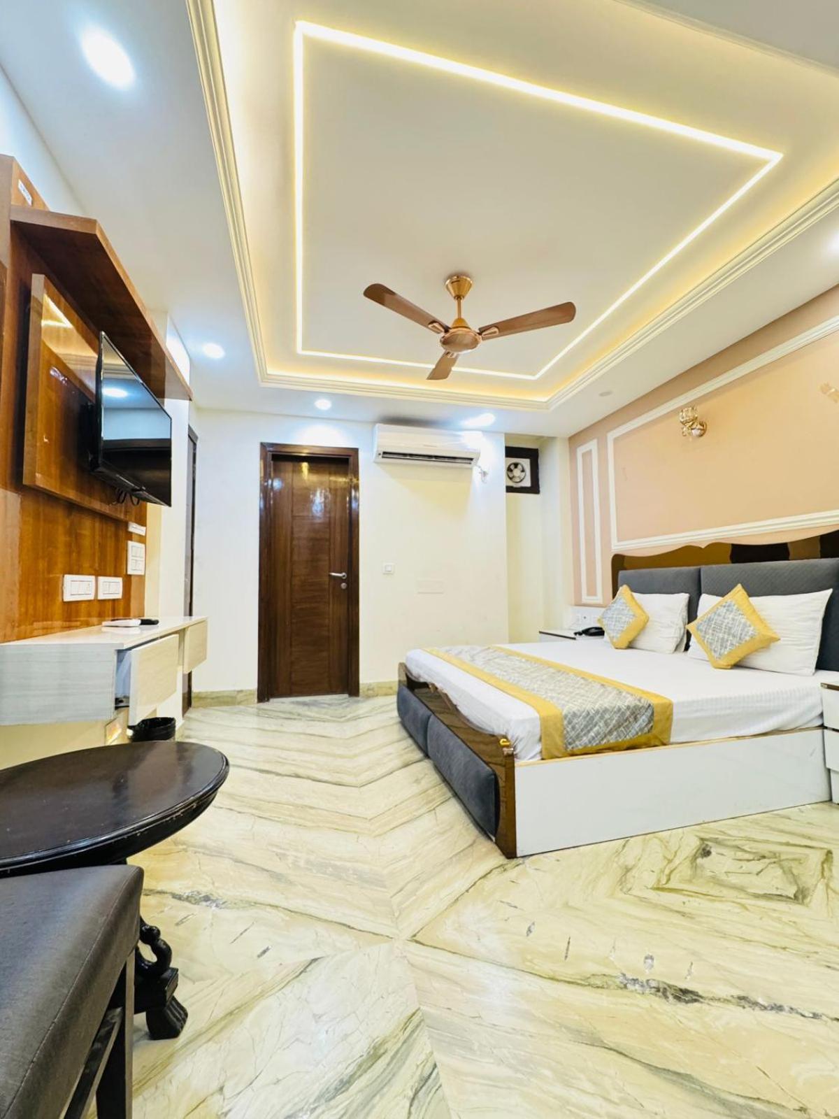 Hotel Samrat R Unit By Satwa 10 Mints Walking Distance Nizamuddin Railway Station New Delhi