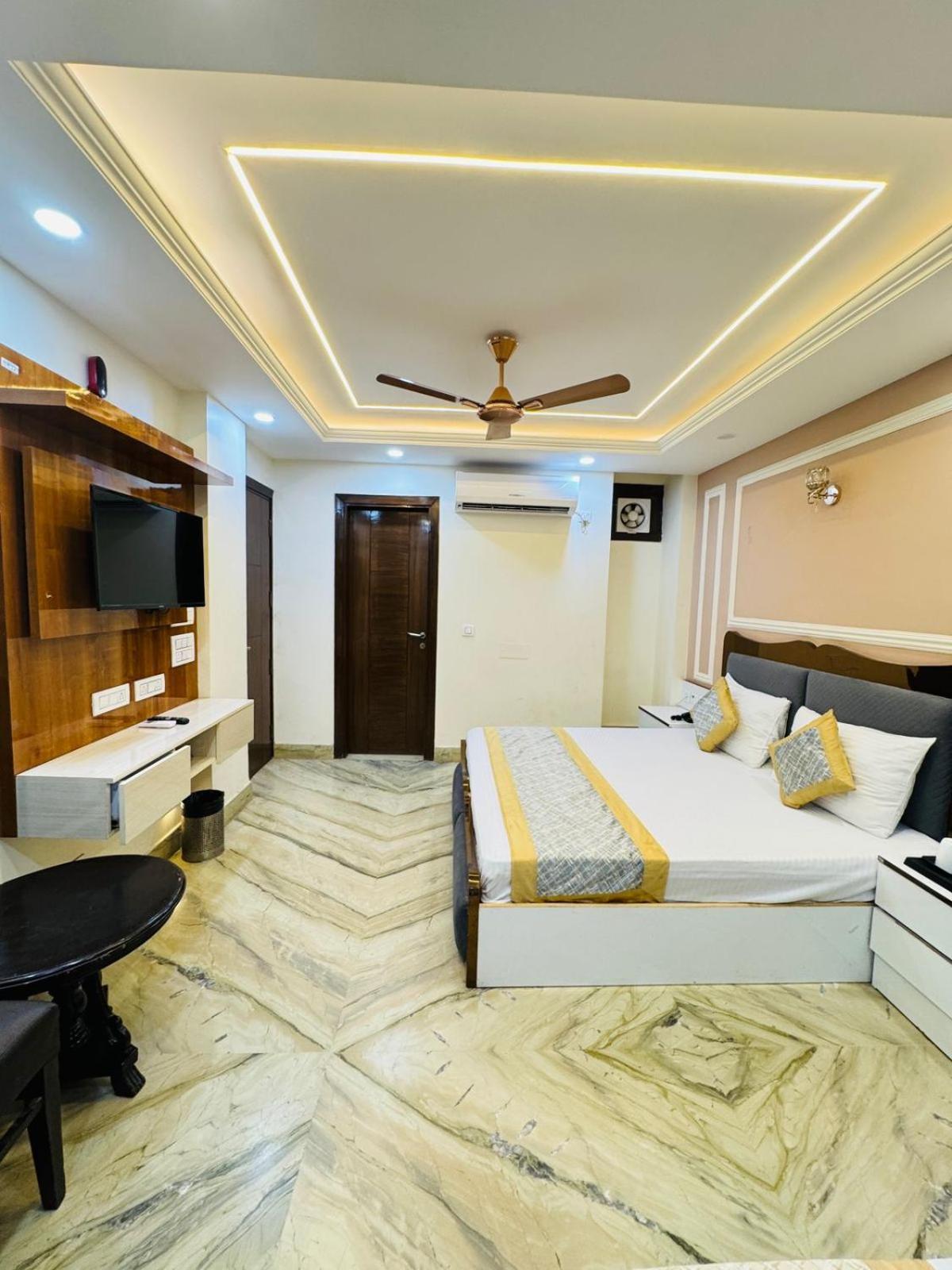 Samrat R Unit By Satwa 10 Mints Walking Distance Nizamuddin Railway Station New Delhi