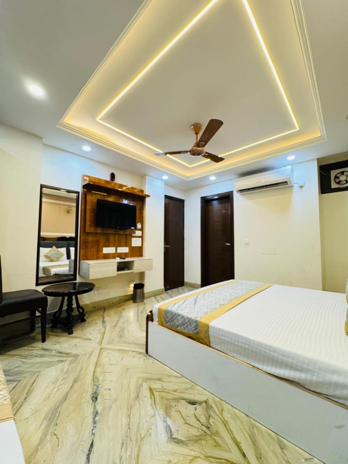Samrat R Unit By Satwa 10 Mints Walking Distance Nizamuddin Railway Station Hotel New Delhi
