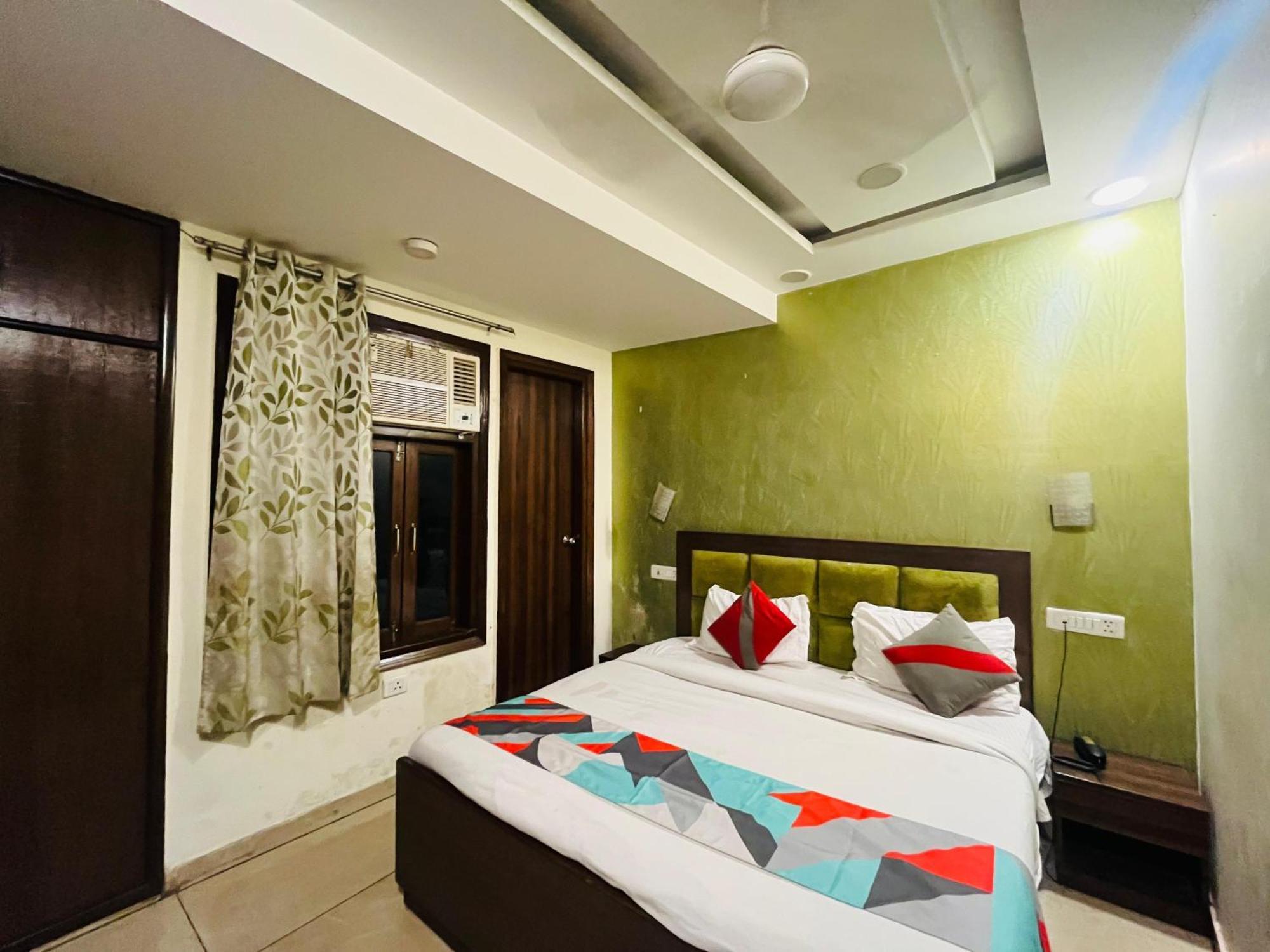 Hotel Redstone - Near Igi Airport