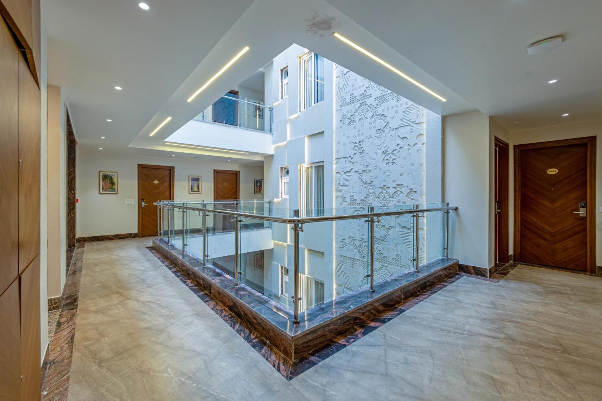 Hotel The Luxury Delhi Airport 4*
