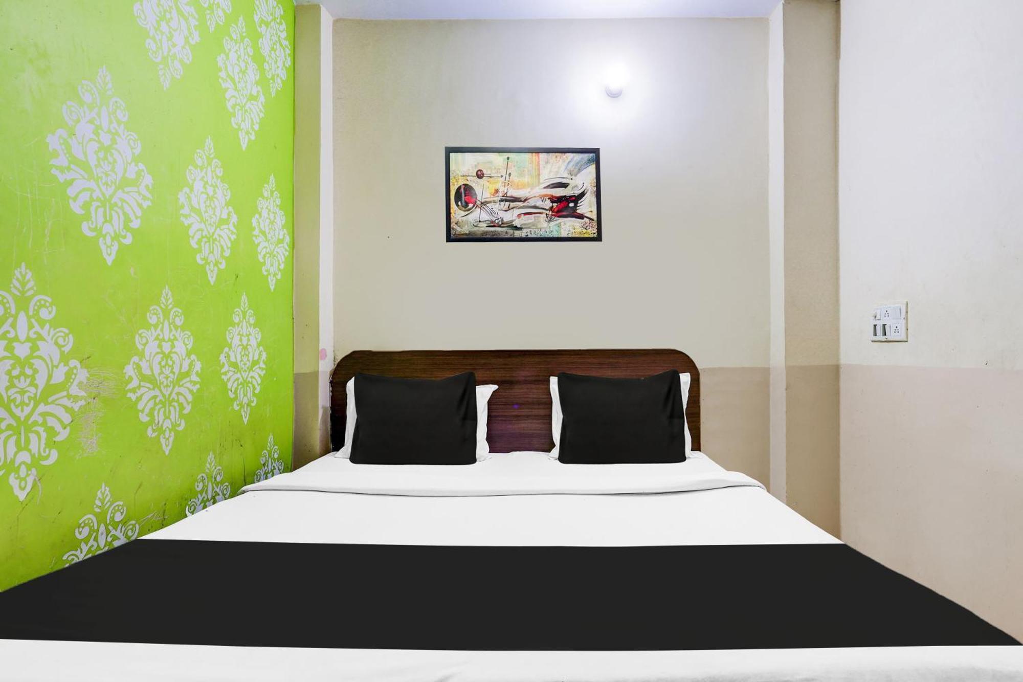 Hotel O Deurali Dx New Delhi