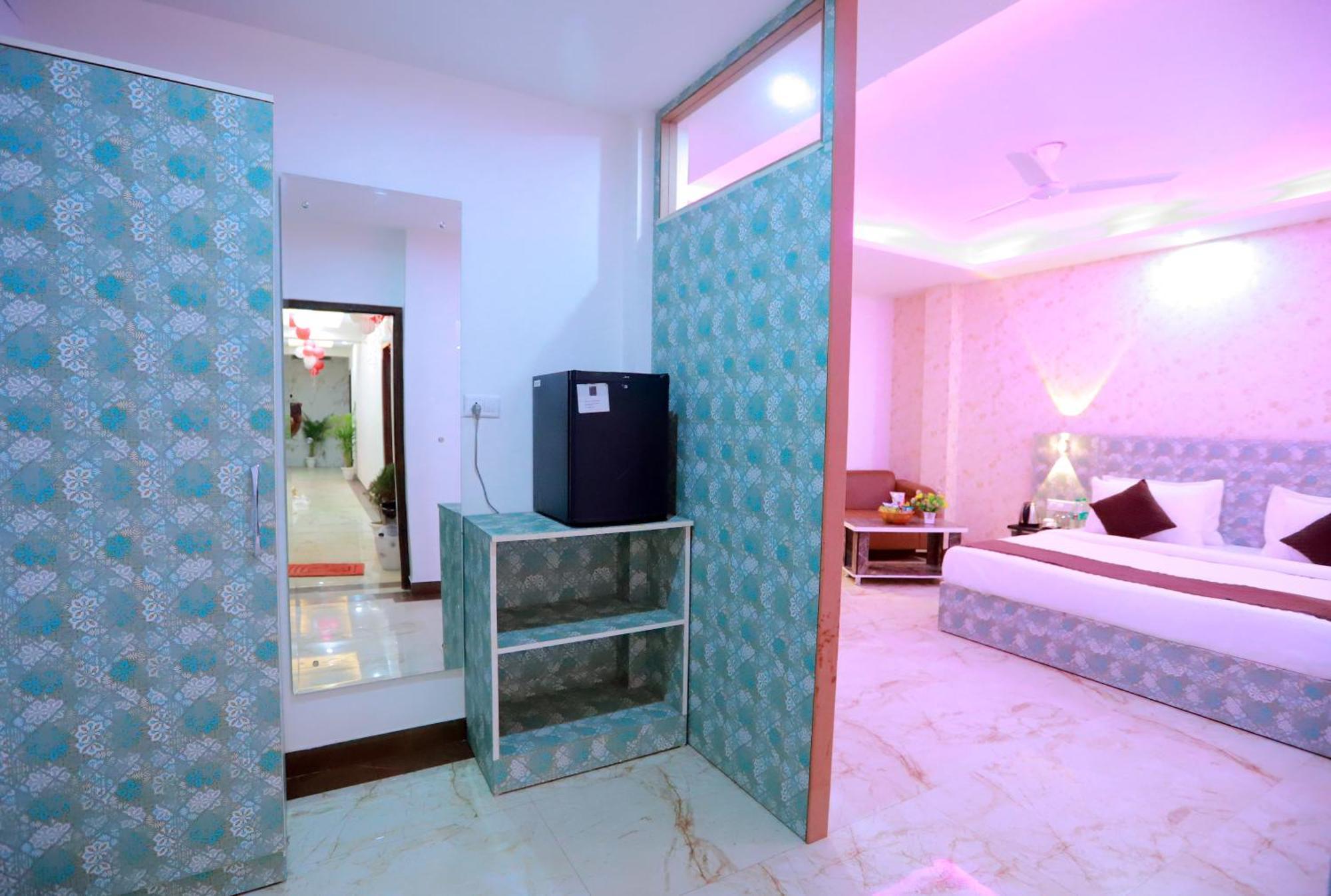 Roomsity Pride Plaza Hotel