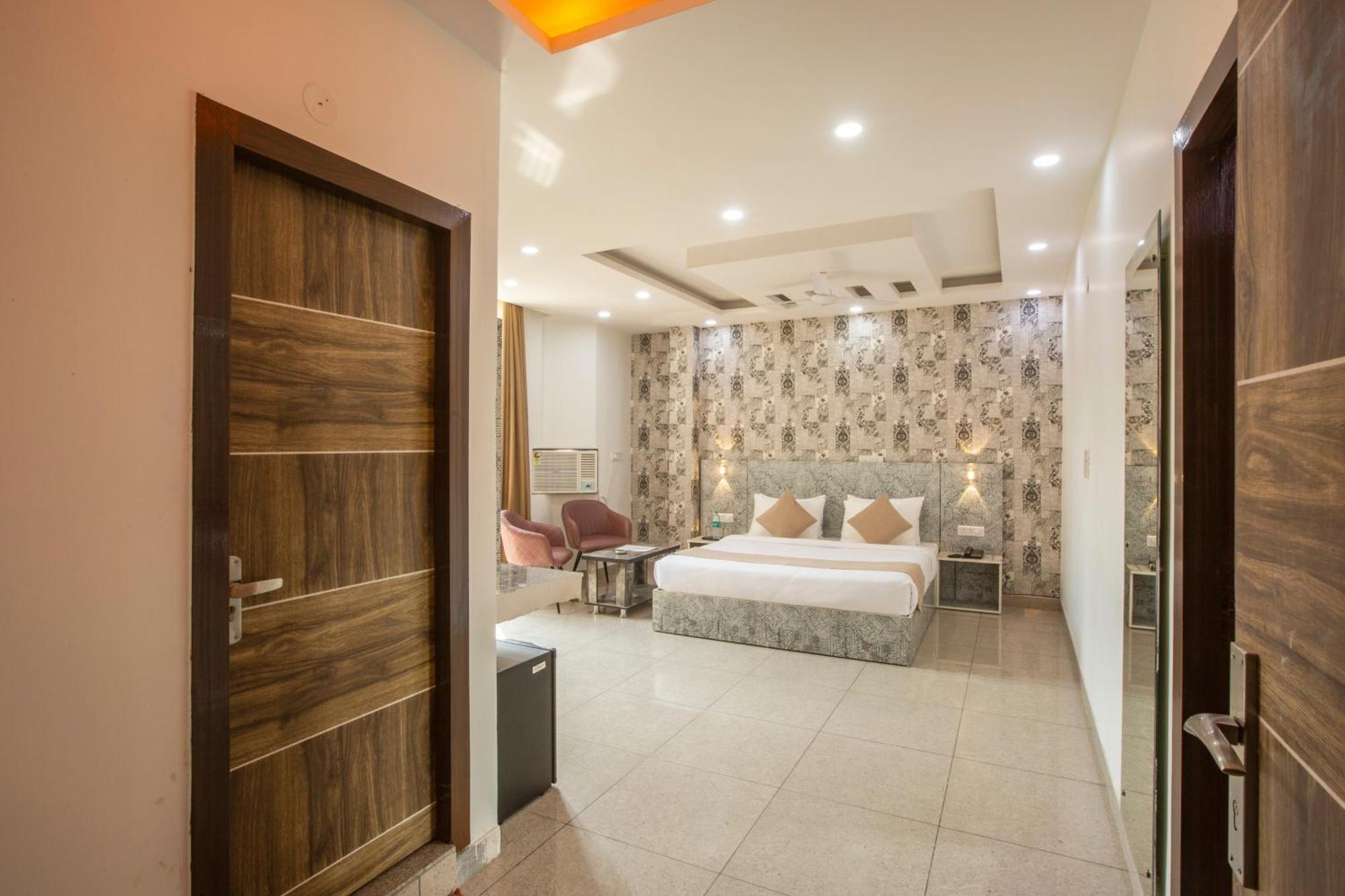 Hotel Roomsity Pride Plaza 3*