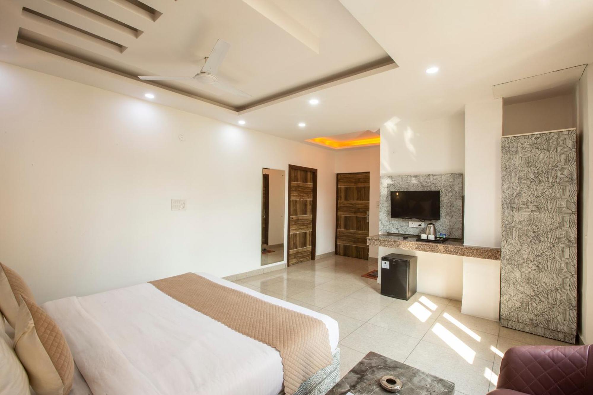 Hotel Roomsity Pride Plaza 3*