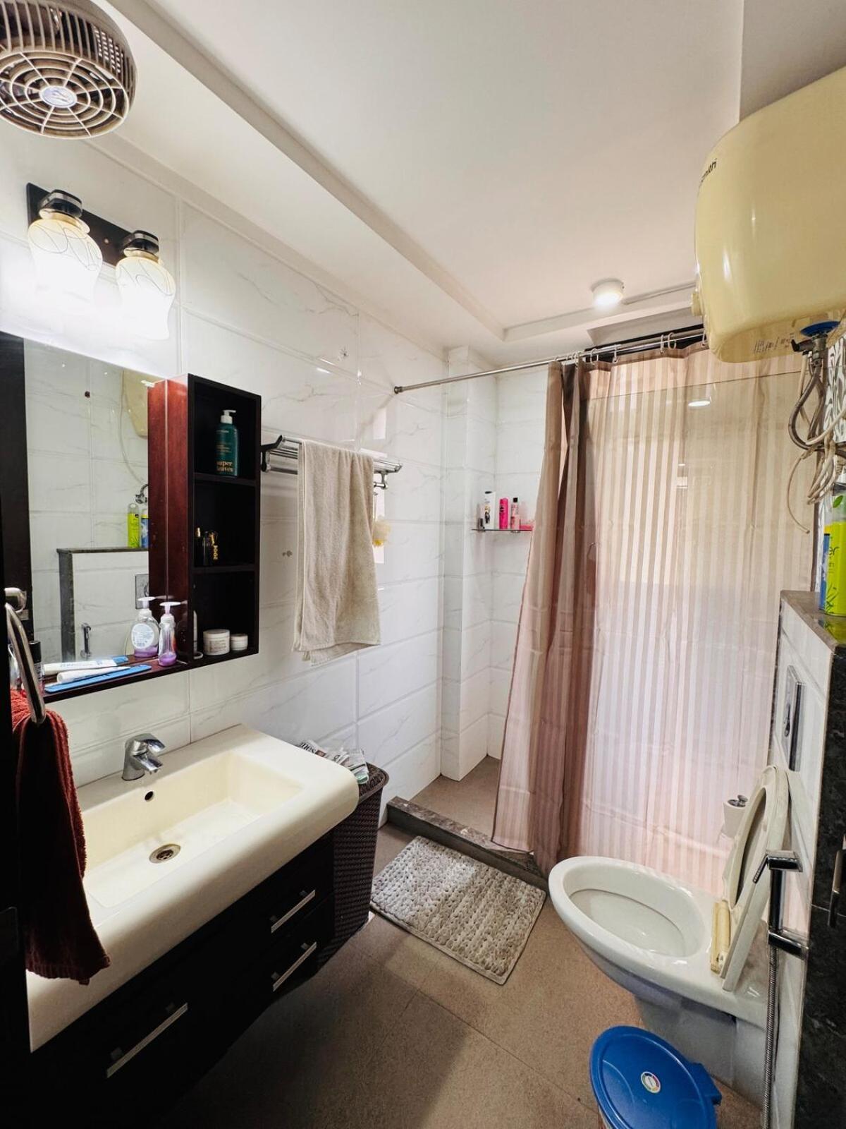 Apartment 3br Spacious Park Facing With Balcony New Delhi