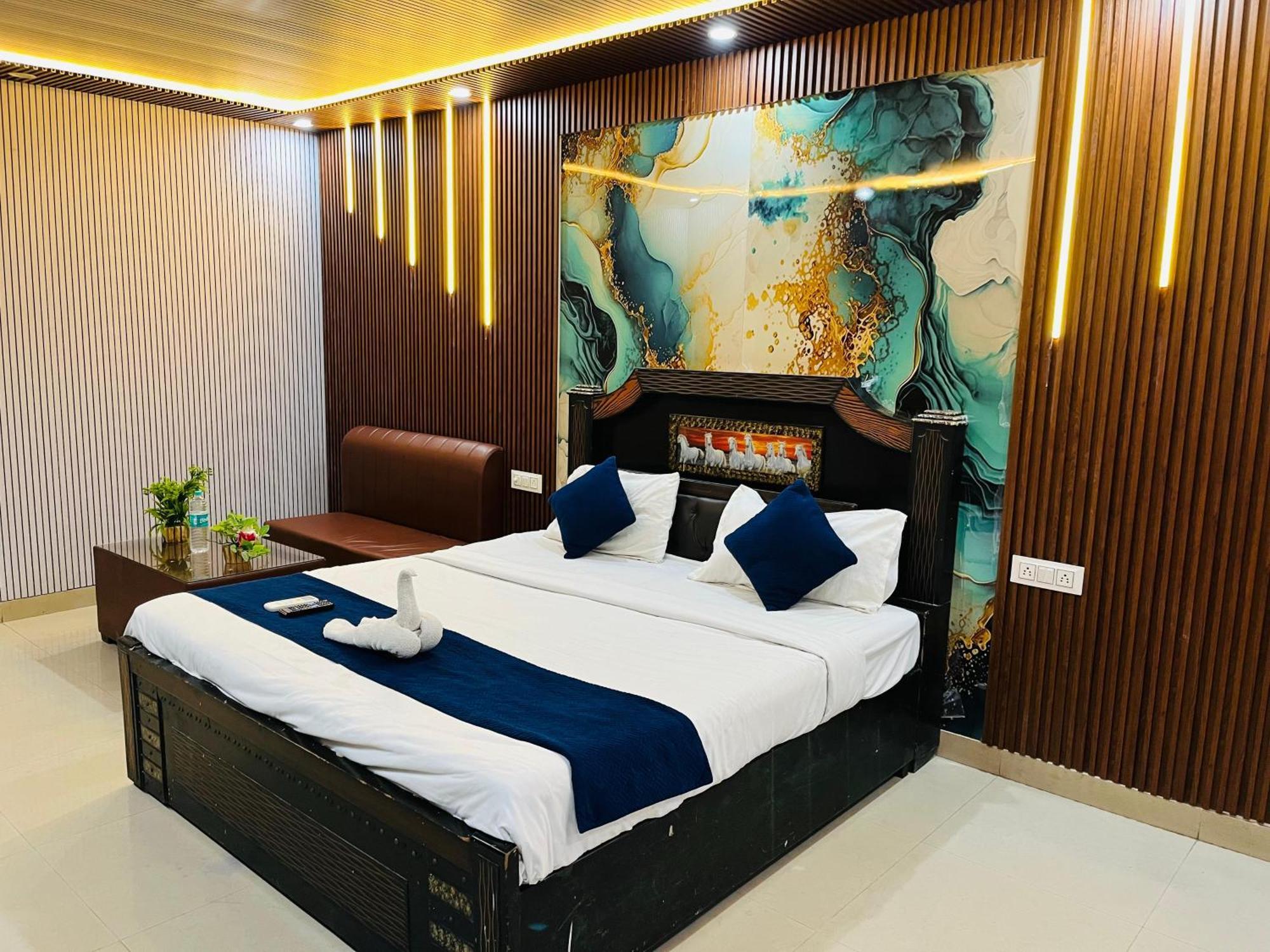 Hotel Happy Palace Opposite Saket Metro New Delhi