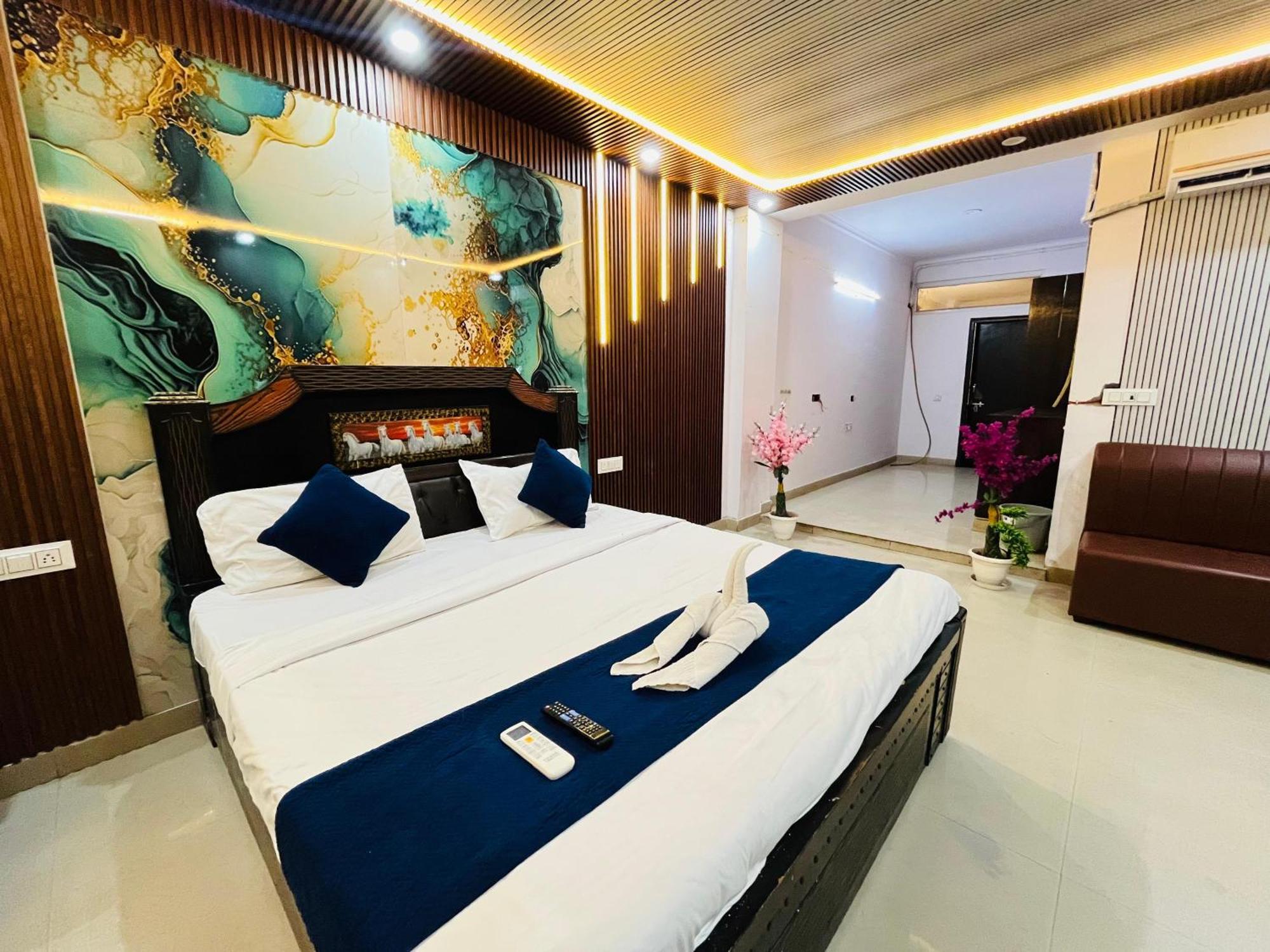 Happy Palace Opposite Saket Metro 3* New Delhi