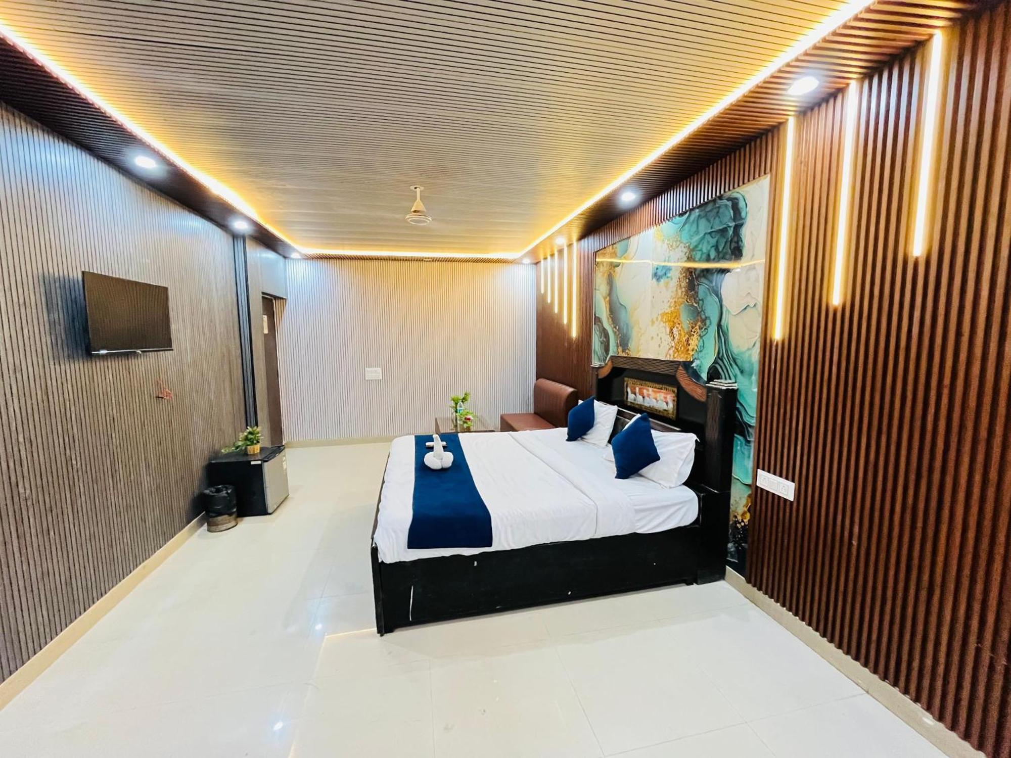 Hotel Happy Palace Opposite Saket Metro 3*