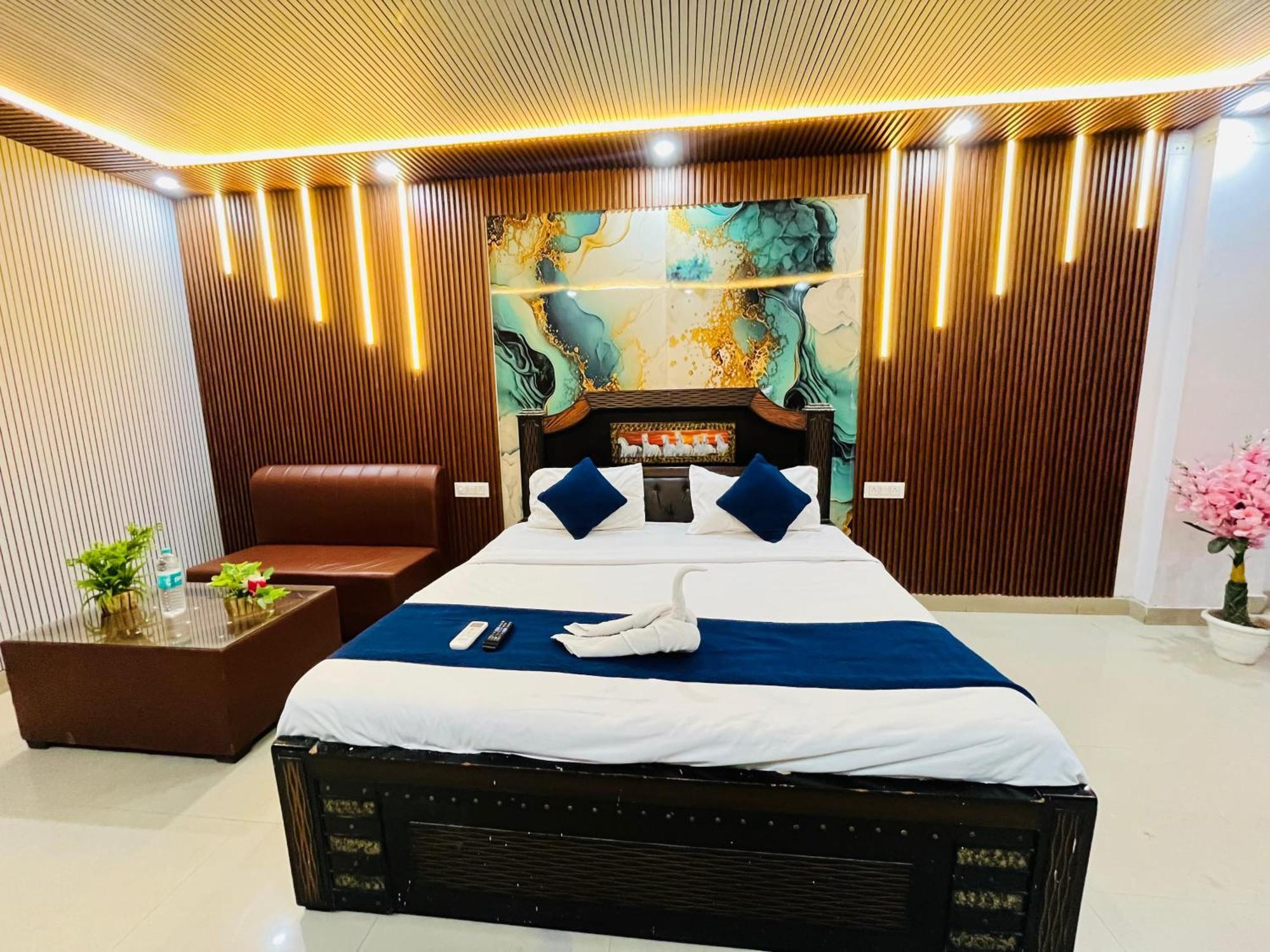 Hotel Happy Palace Opposite Saket Metro