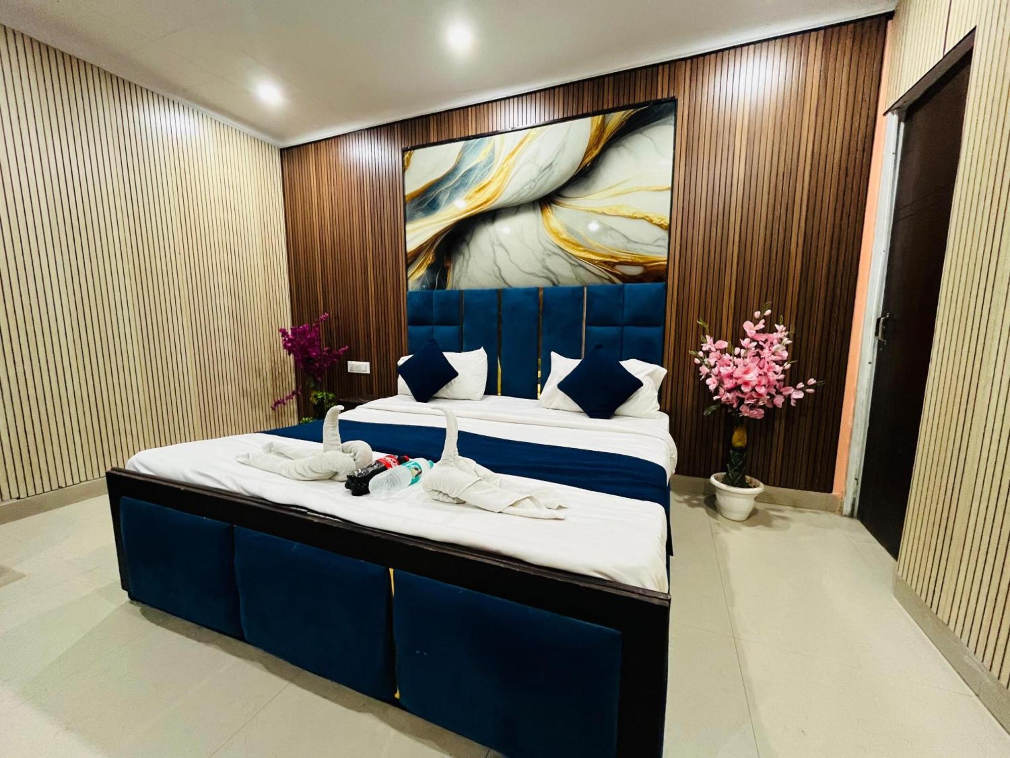 Hotel Happy Palace Opposite Saket Metro 3*