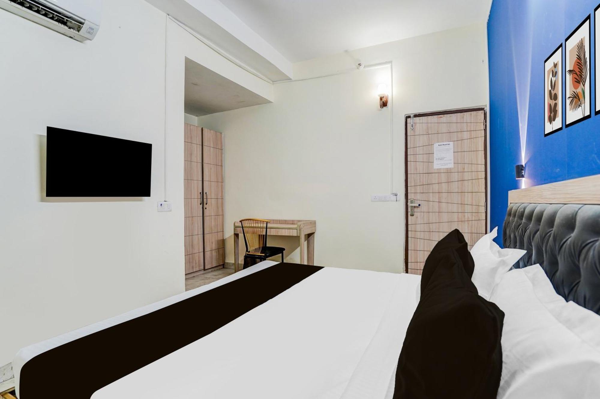 Hotel Super Collection O West Vinod Nagar Metro Station Formerly Royal Nova Deli