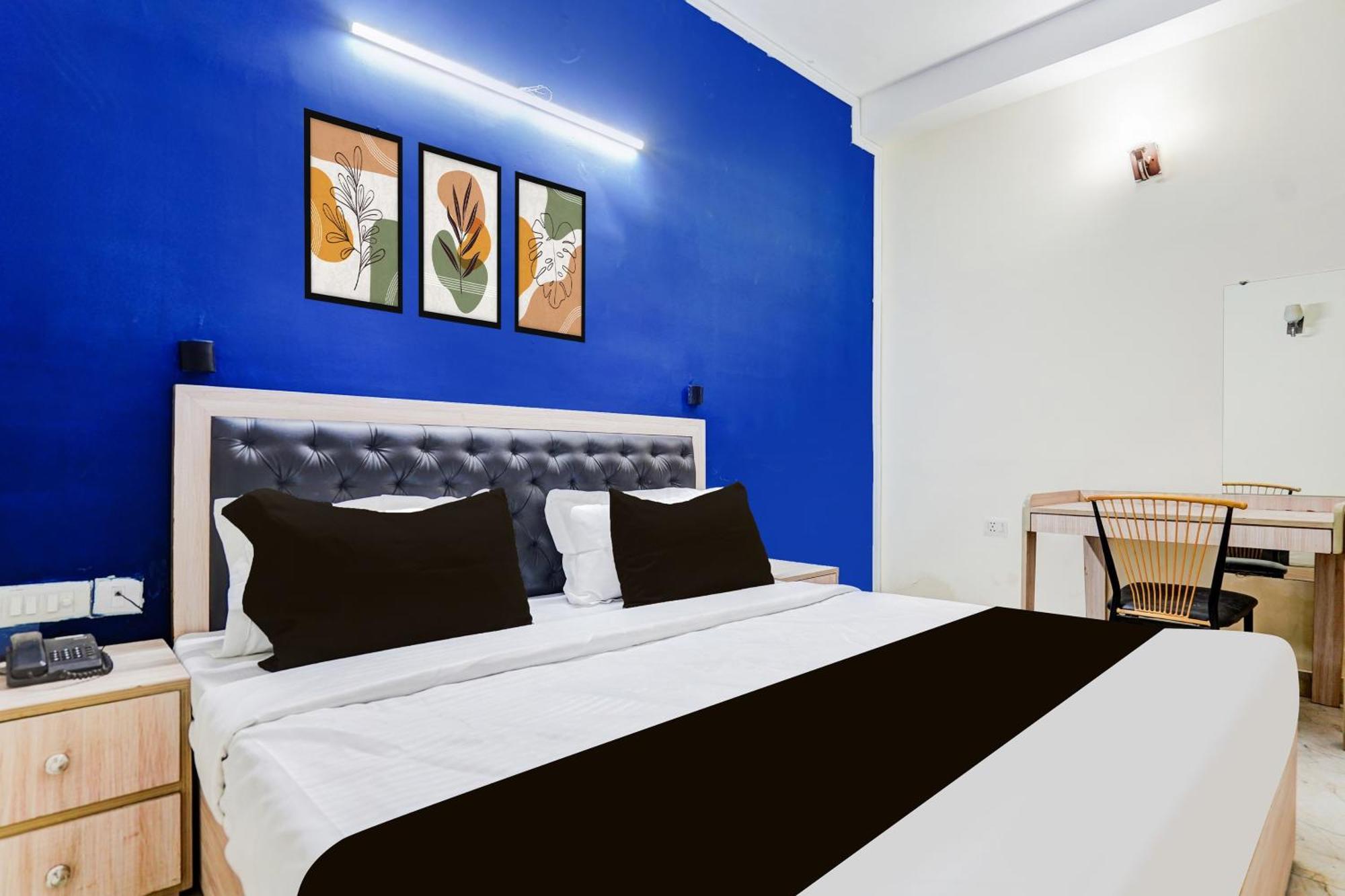Hotel Super Collection O West Vinod Nagar Metro Station Formerly Royal