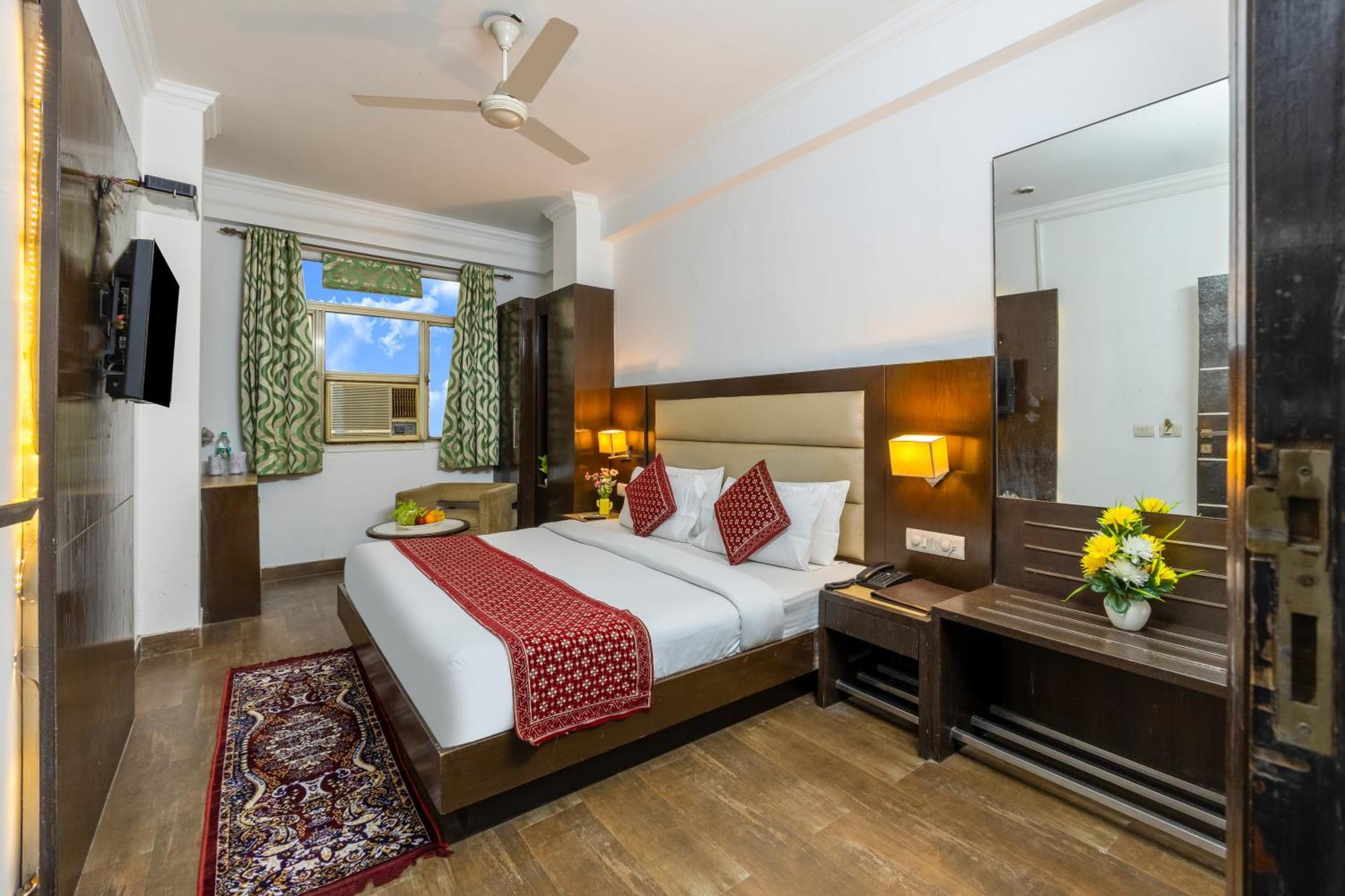 Hotel Chanchal Continental # Near To New Delhi Station # Family Hotel # Customer'S Choice Hotel # Tourist Places Nearby - Red Fort, Jama Masjid, India Gate 3*