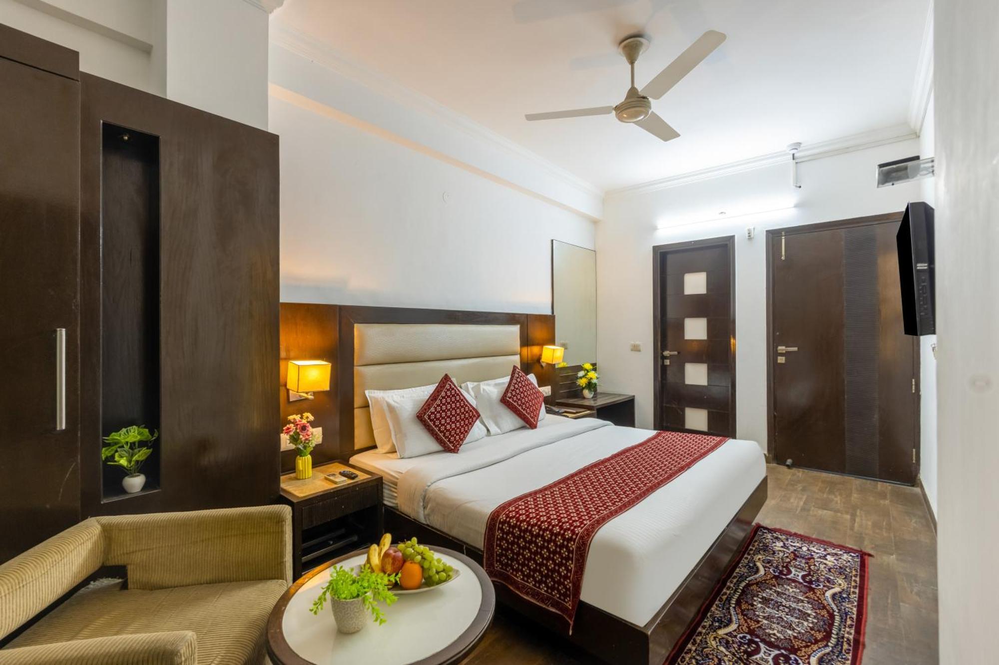 Chanchal Continental # Near To New Delhi Station # Family Hotel # Customer'S Choice Hotel # Tourist Places Nearby - Red Fort, Jama Masjid, India Gate 3* New Delhi