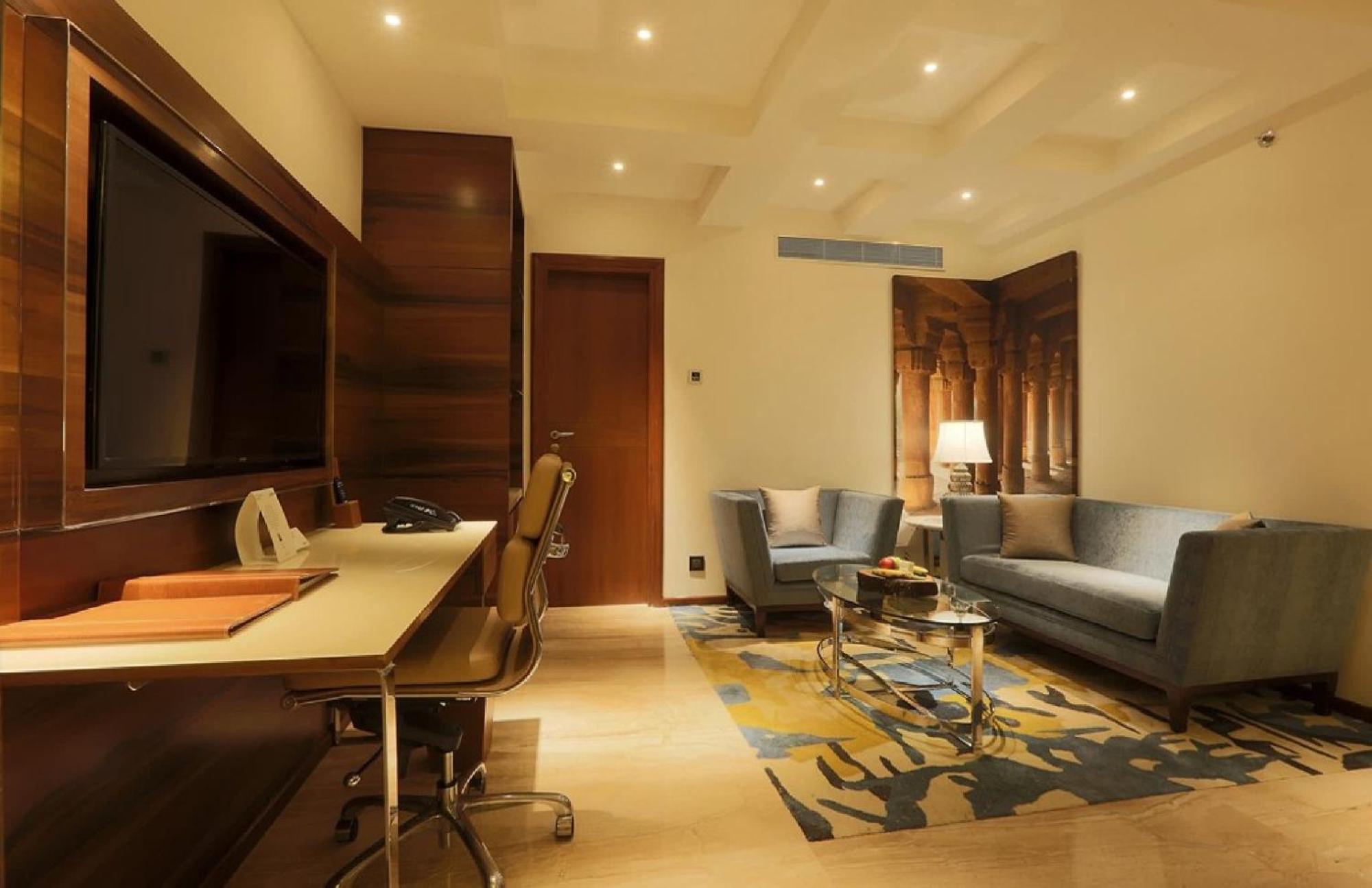 Hotel The Luxury Delhi Airport