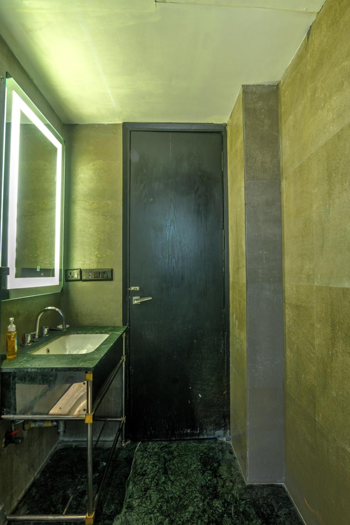 Foxoso Delhi Airport Hotel 4*