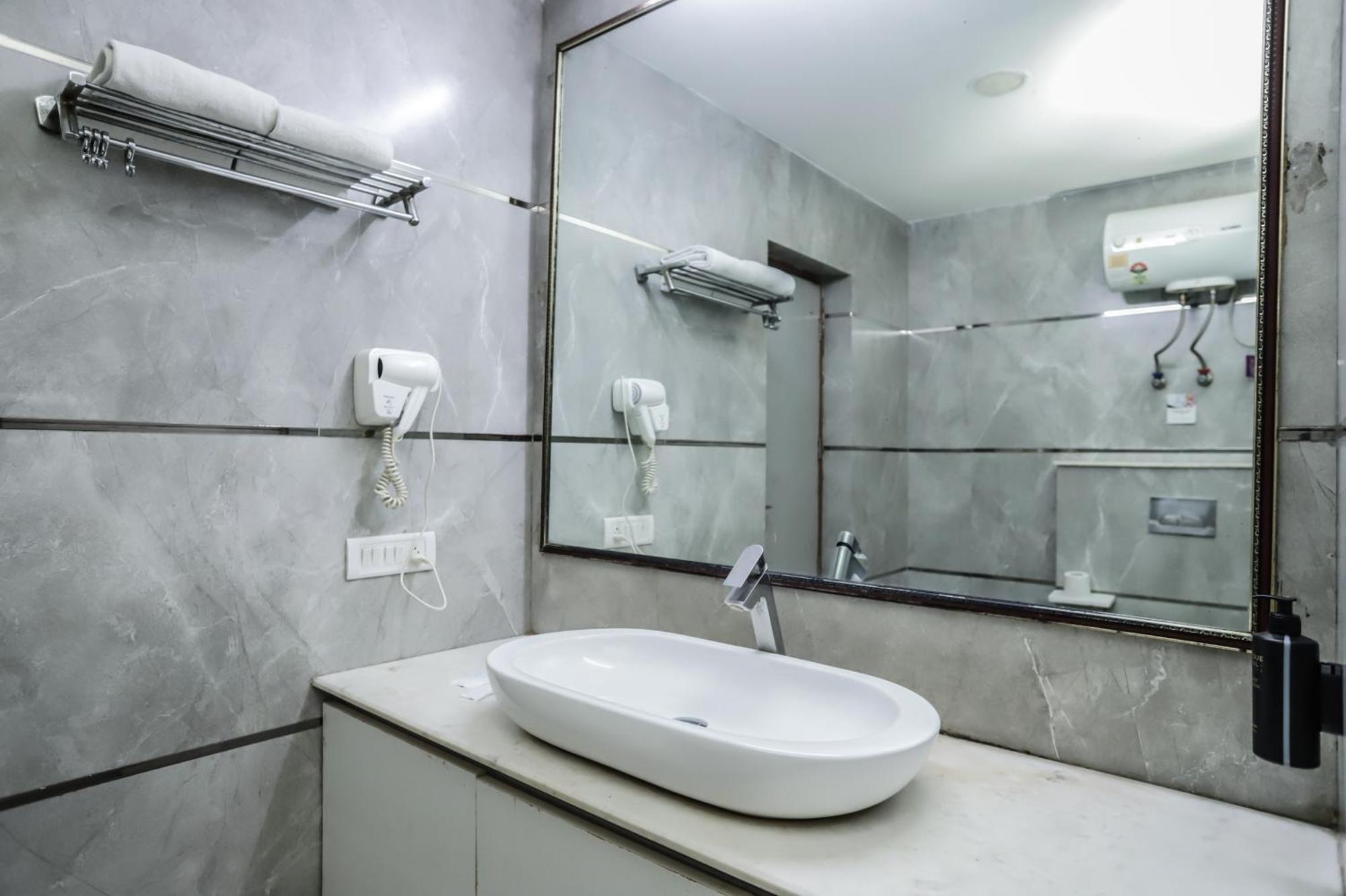 Red Rose - With Kitchenette Homestay